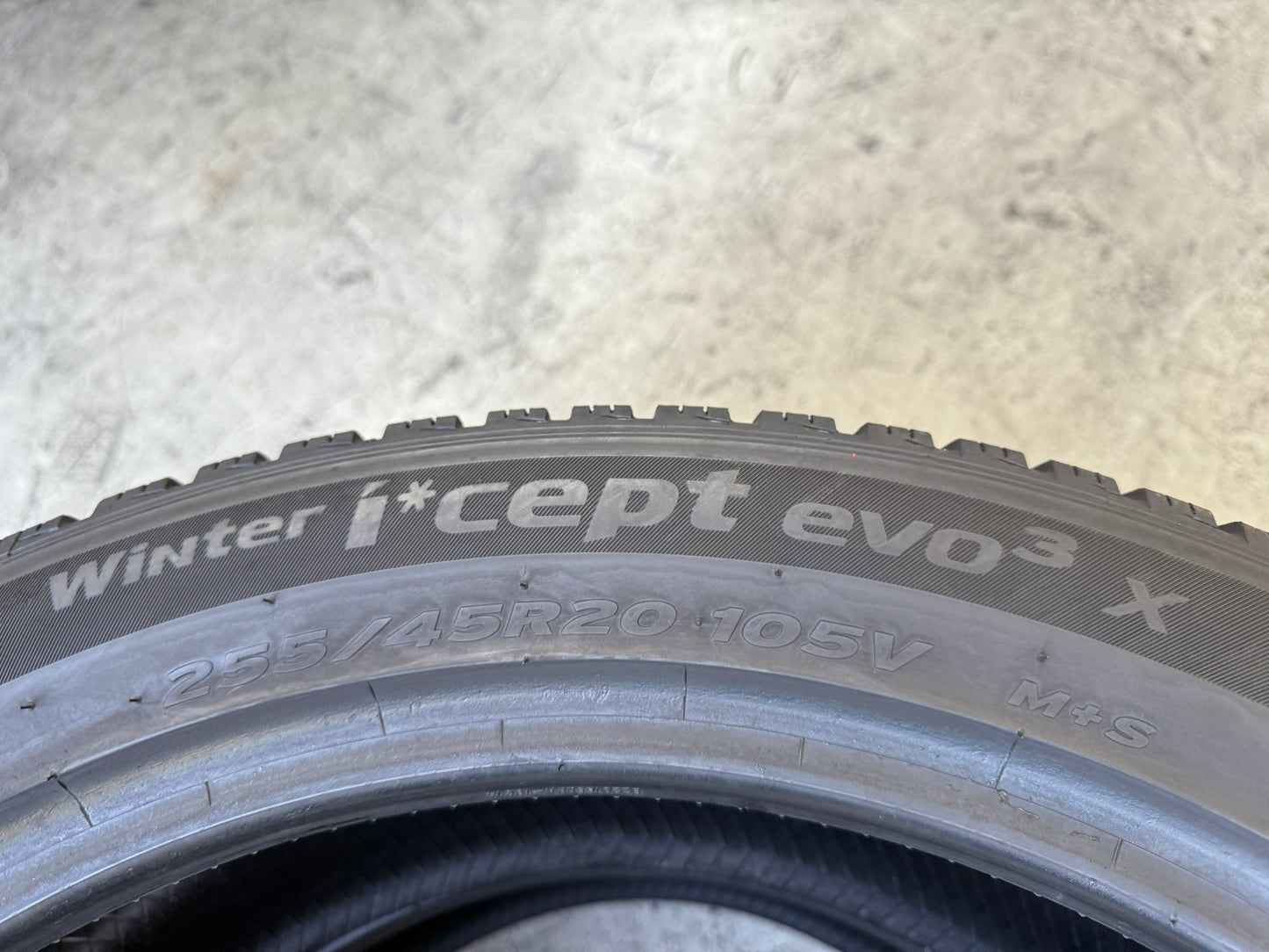 Usato: 2 Gomme 255/45R20 105V XL Hankook Invernali 85% residui