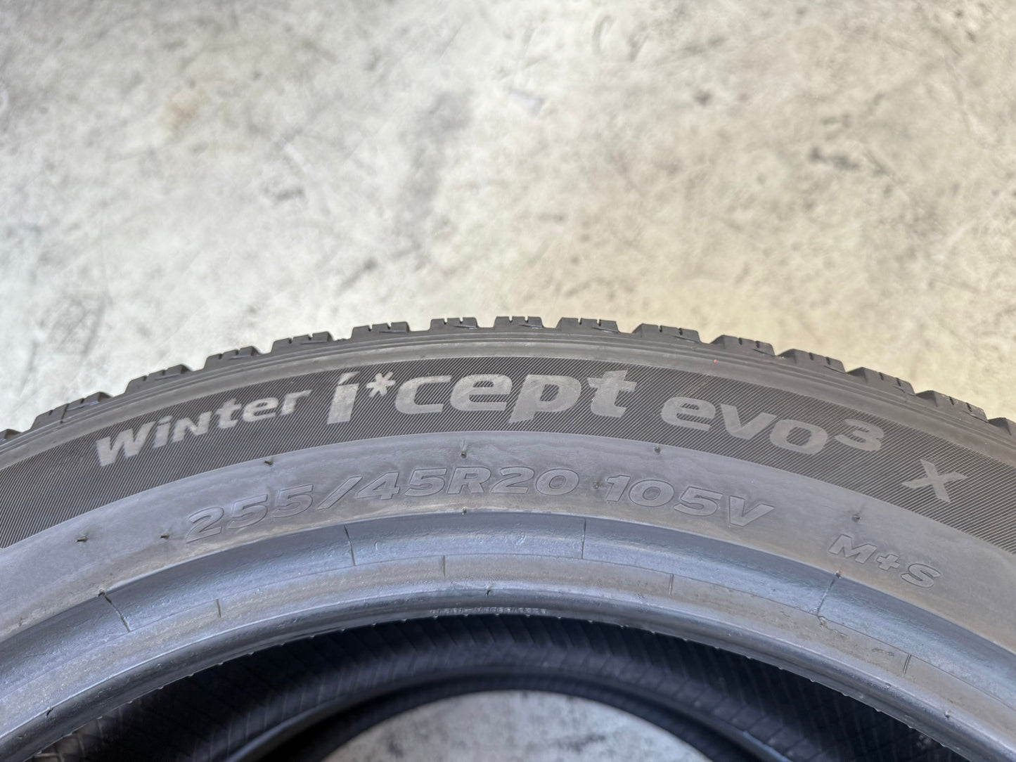 Usato: 2 Gomme 255/45R20 105V XL Hankook Invernali 85% residui