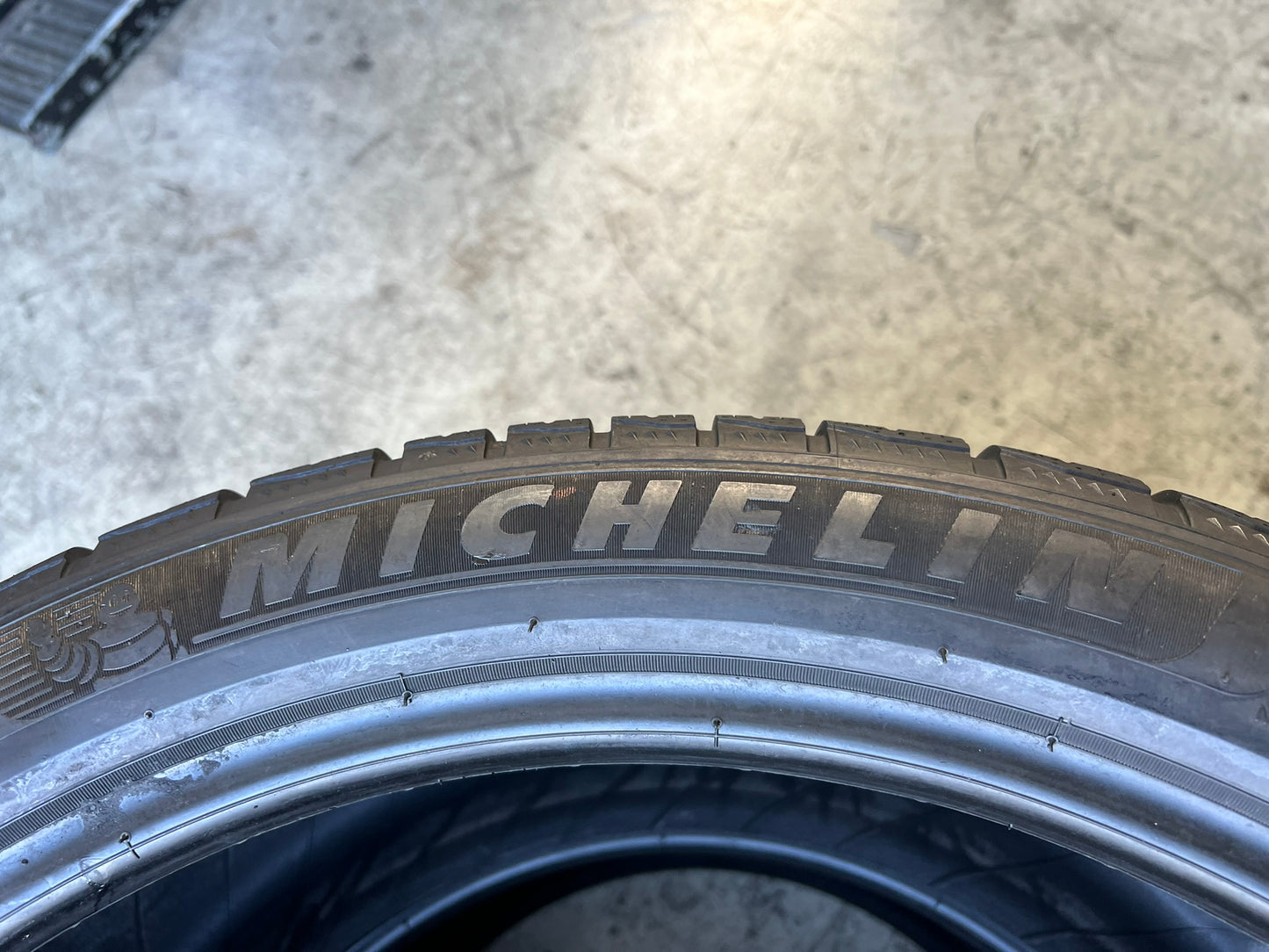 Usato: 2 Gomme 305/35R21 109V XL Michelin Invernali 80% residui