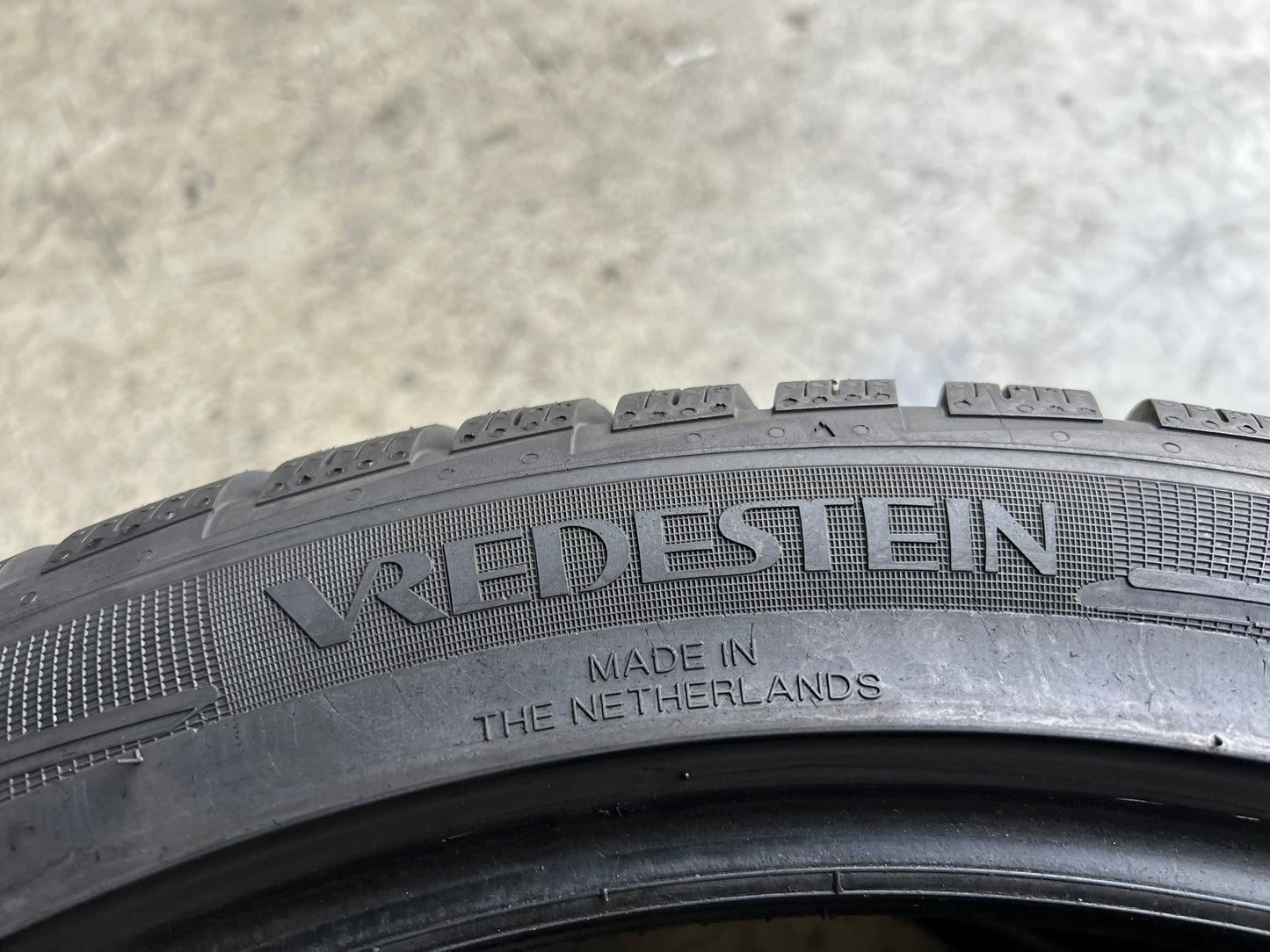 Usato: 2 Gomme 295/35R21 107Y XL Vredestein invernali 80% residui