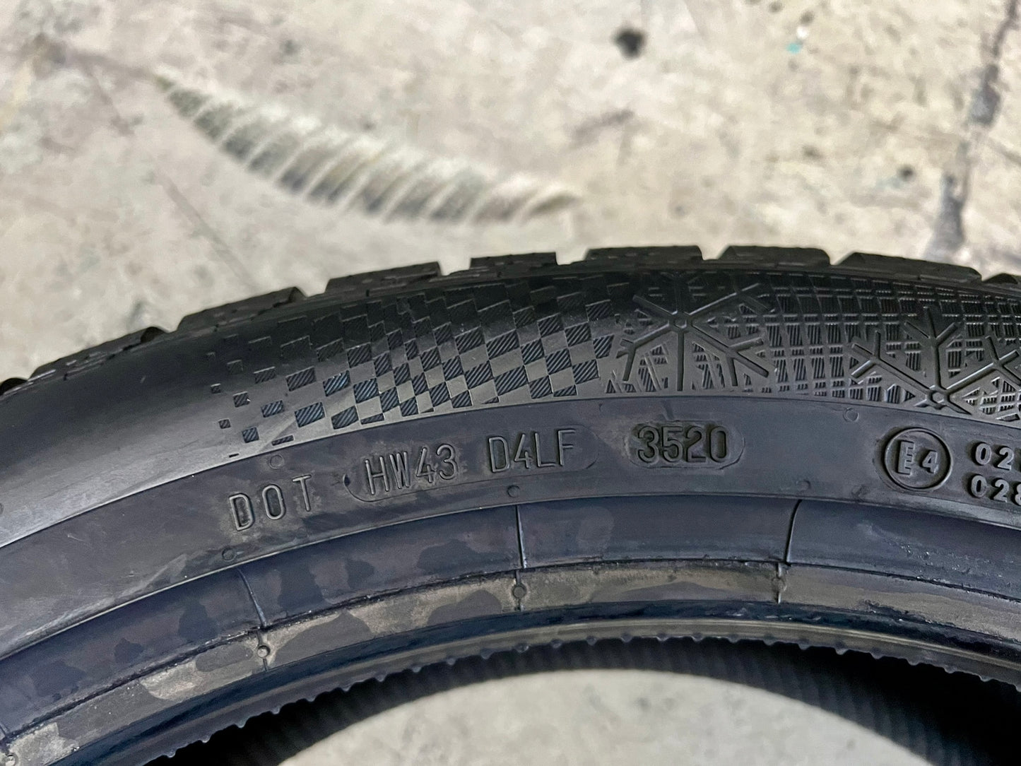 Usato: 4 Gomme 295/35R21 e 265/40R21 Continental invernali 90-95% residui