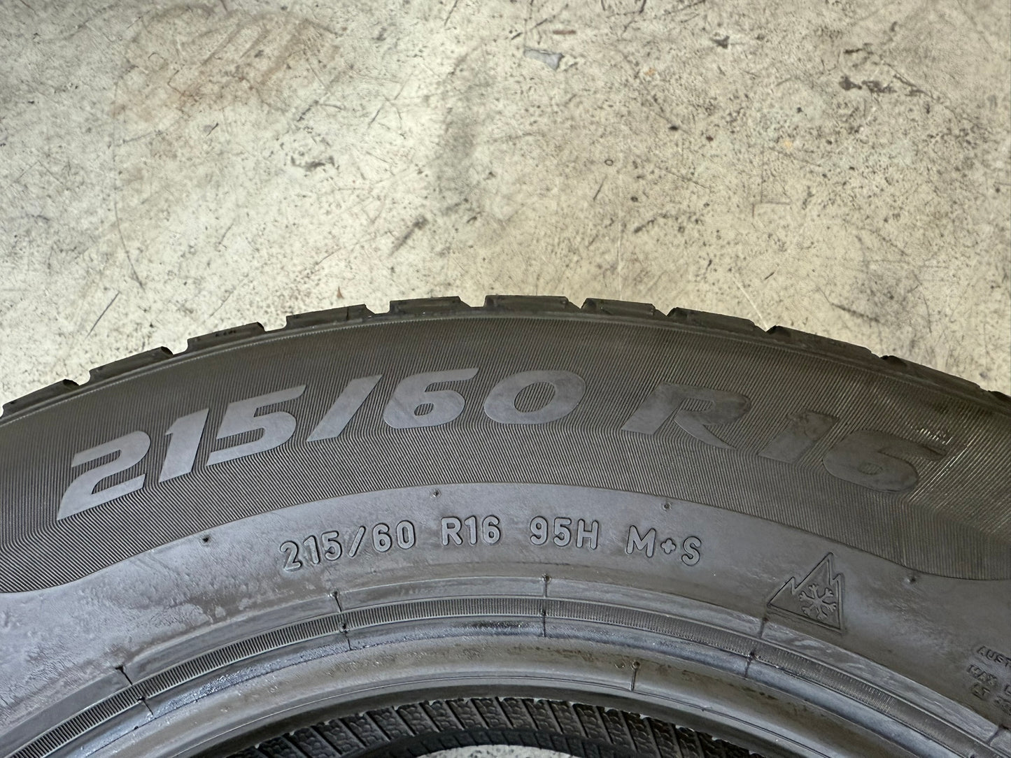 Usato: 2 Gomme 215/60R16 95H Pirelli Invernali 85% residui