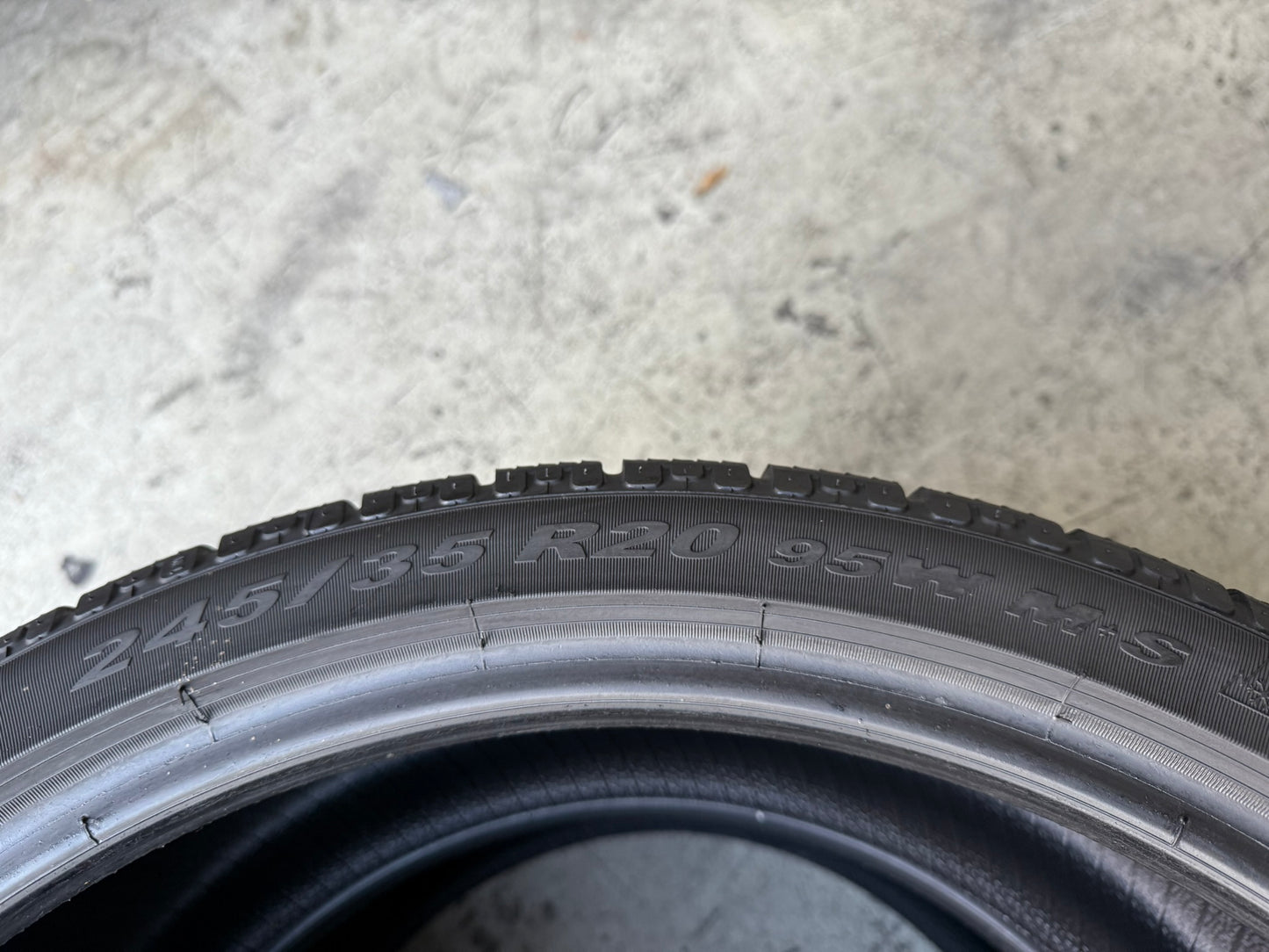 Usato: 2 Gomme 245/35R20 95W XL Pirelli Invernale 80% residui