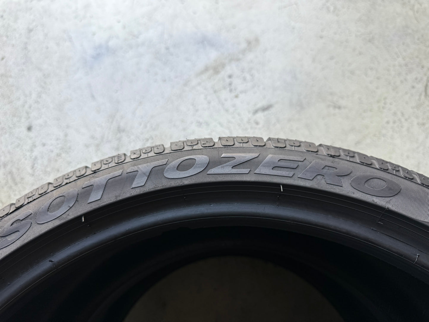 Usato: 2 Gomme 245/35R20 95W XL Pirelli Invernale 80% residui