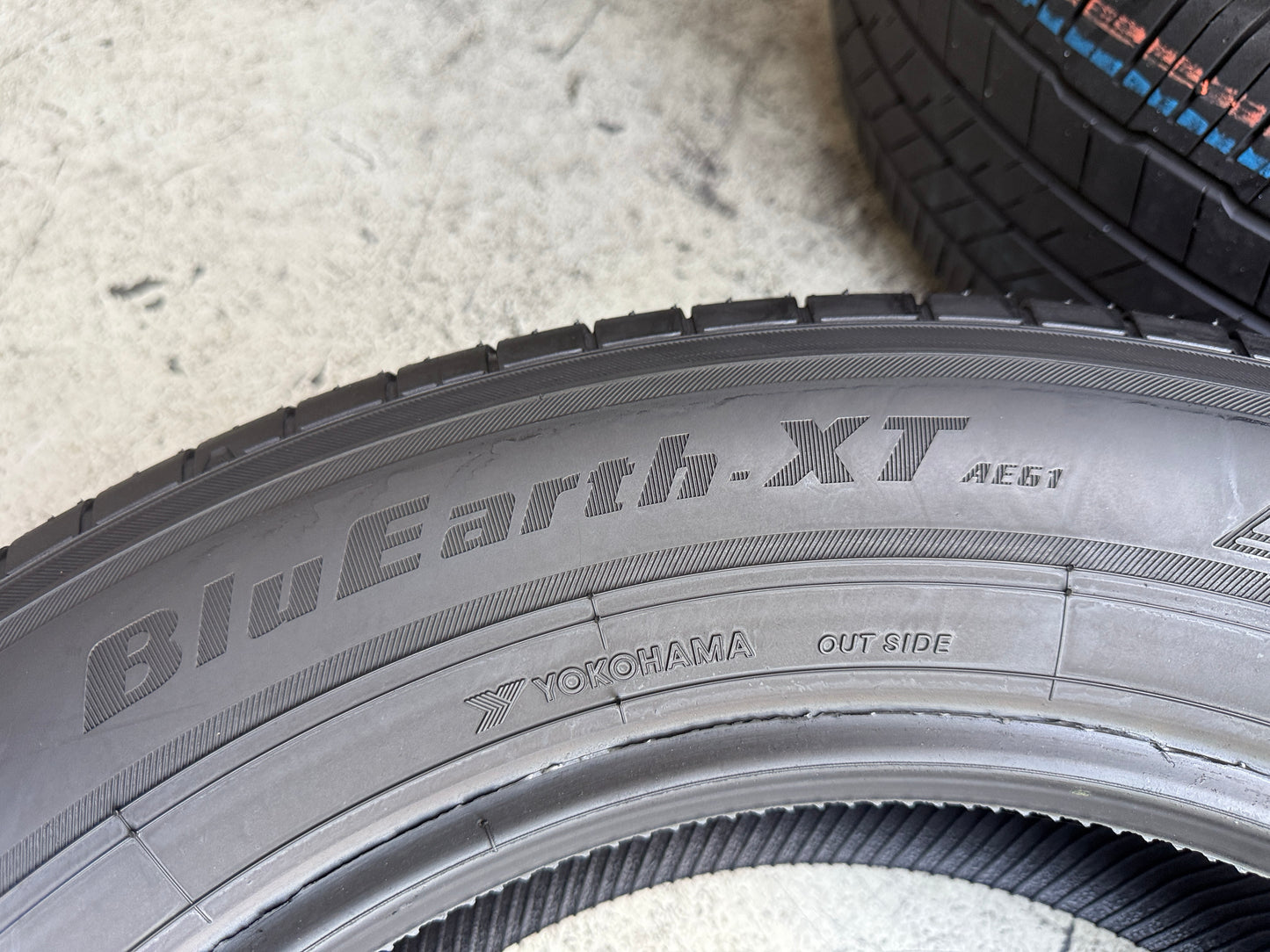 Usato: 4 Pneumatici Yokohama BluEarth-XT AE61 / Advan V61 235/60R18 103H Estive 90% Residui