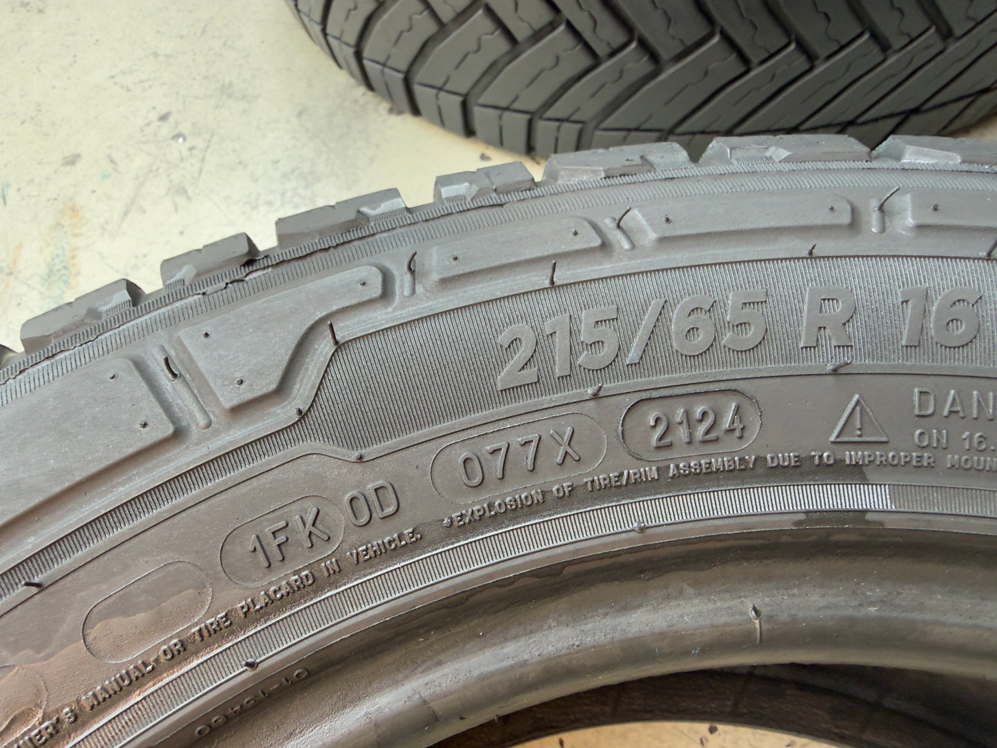 Usato: 4 Pneumatici Michelin Agilis CrossClimate 215/65R16C 109/107T 8PR 4 Stagioni 80% Residui