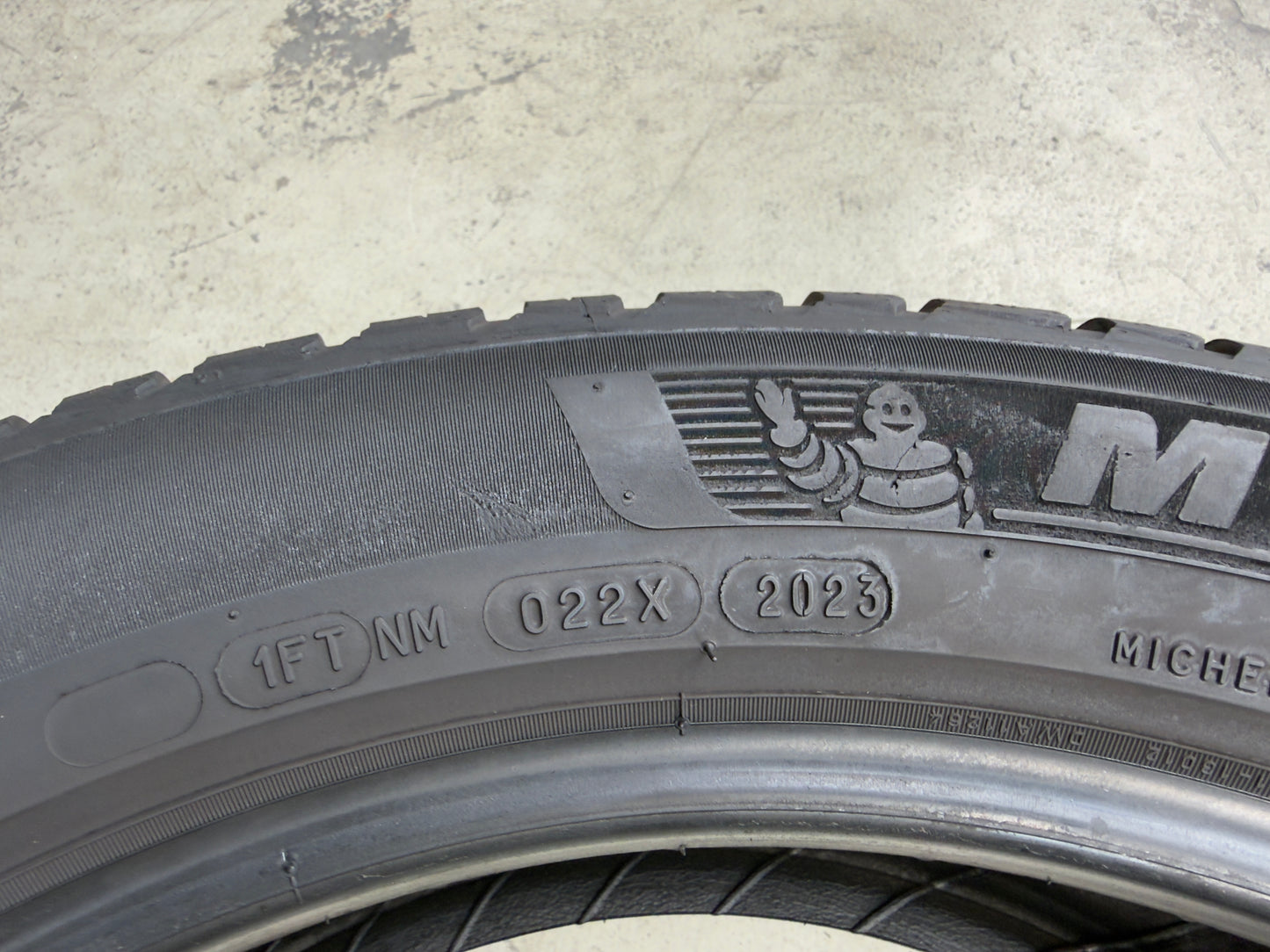 Usato: 4 Pneumatici Michelin CrossClimate 2 SUV 235/50R19 103H + 255/45R19 104H XL VOL 4 Stagioni 85% Residui