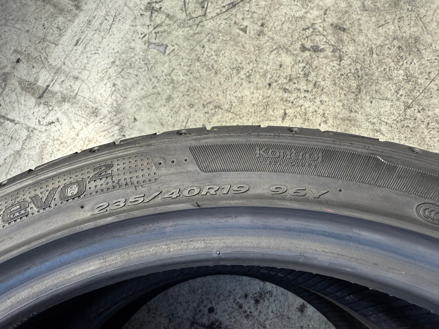 Usato: 2 Gomme 235/40R19 96Y XL Hankook Estive 85% Residuo