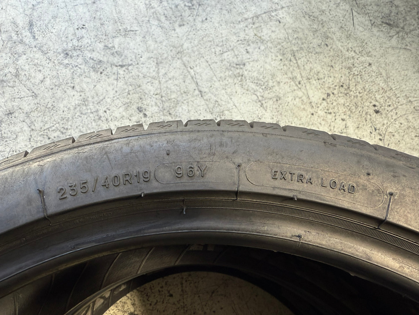 Usato: 2 Gomme 235/40R19 96Y XL Kleber Estive 80% Residuo