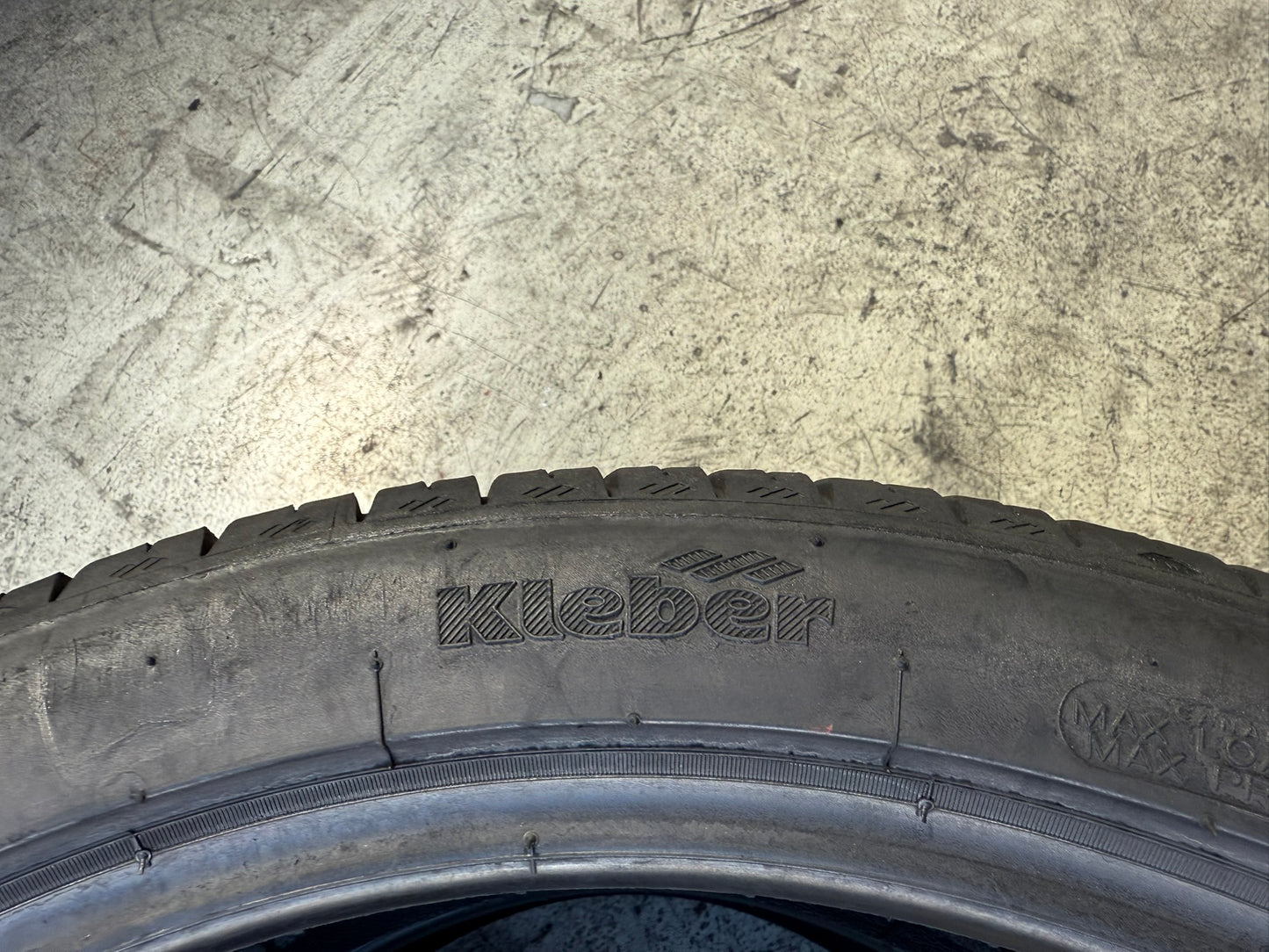Usato: 2 Gomme 235/40R19 96Y XL Kleber Estive 80% Residuo