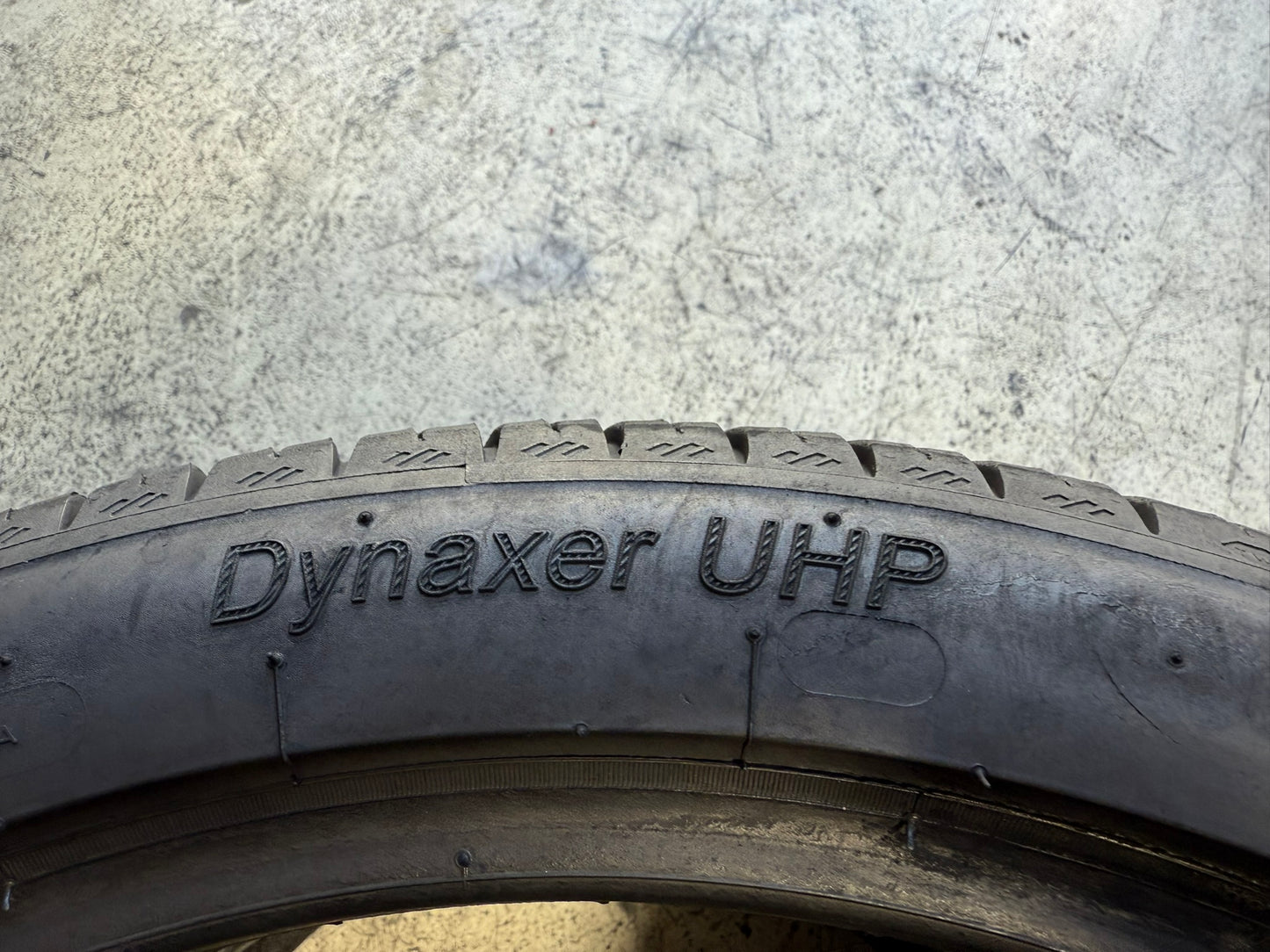 Usato: 2 Gomme 235/40R19 96Y XL Kleber Estive 80% Residuo