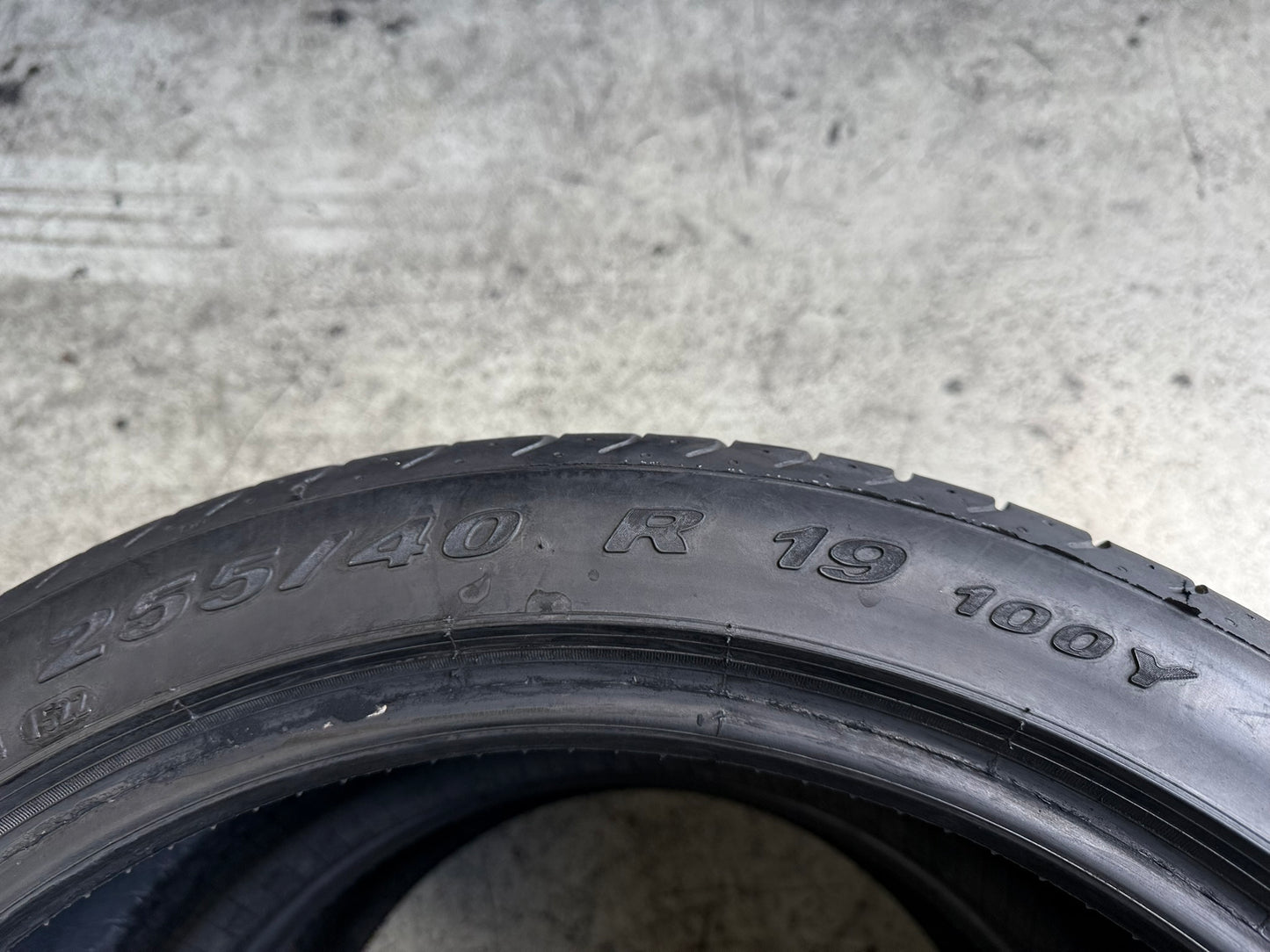 Usato: 2 Gomme 255/40R19 100Y XL Pirelli Estive 95% Residuo