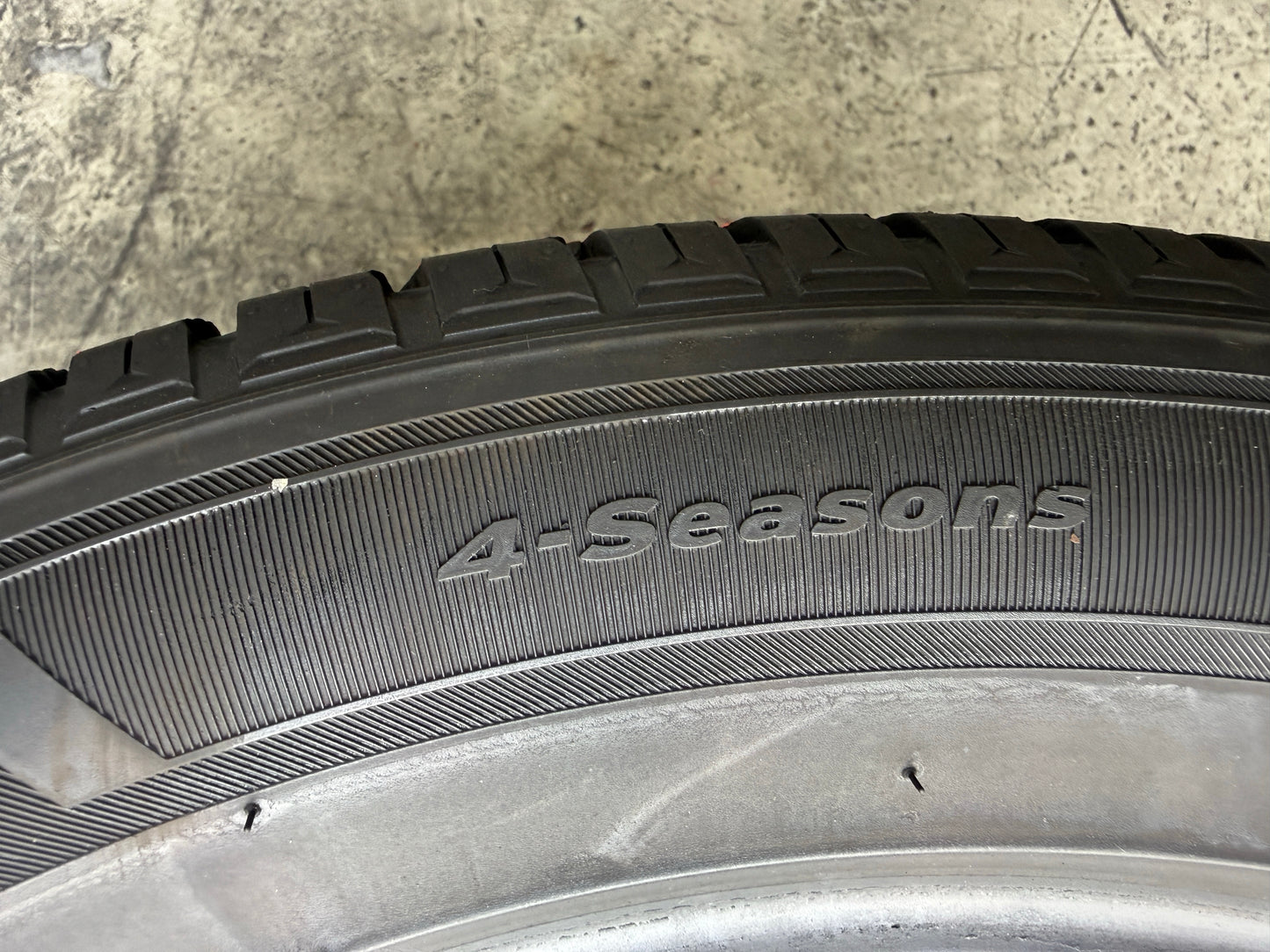 Usato: 2 Pneumatici Hankook Kinergy 4S2 215/55ZR17 98W XL 4 Stagioni 85% Residui