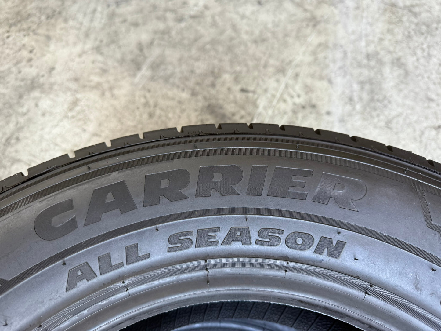 Nuovo: 2 Gomme 235/65R16 C 115/113R Pirelli 4 Stagioni