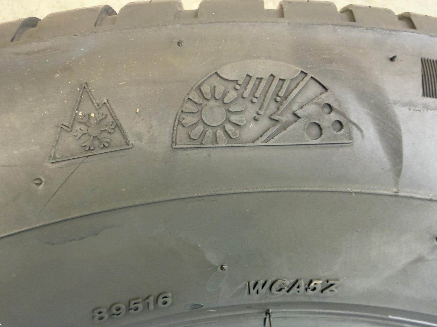 Usato: 2 Pneumatici Bridgestone Weather Control A005 Evo 215/65R16 102H 4 Stagioni 75% Residui