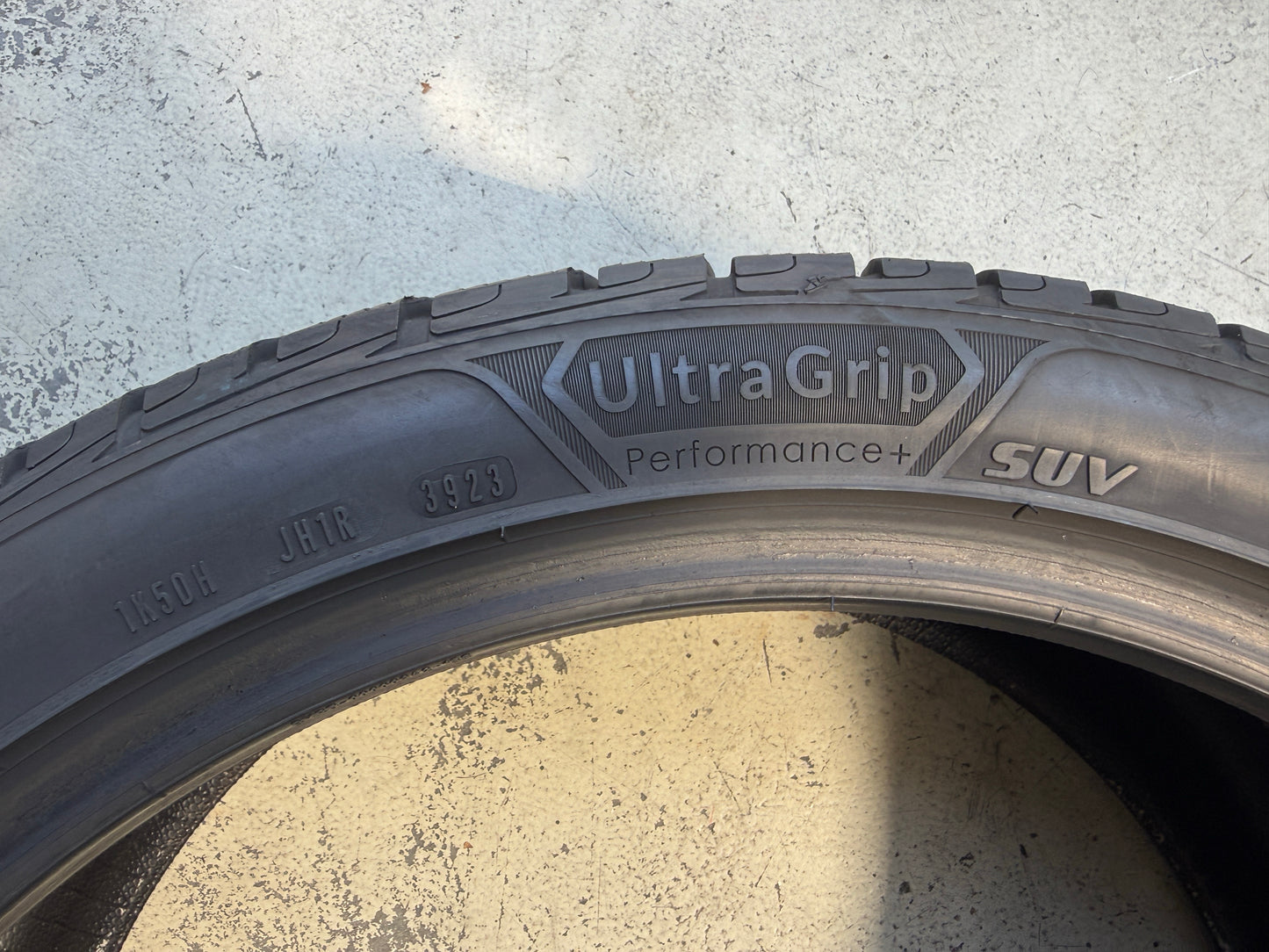Usato: 4 Pneumatici Goodyear UltraGrip Performance+ SUV 255/40R21 102V XL Invernali 80% Residui