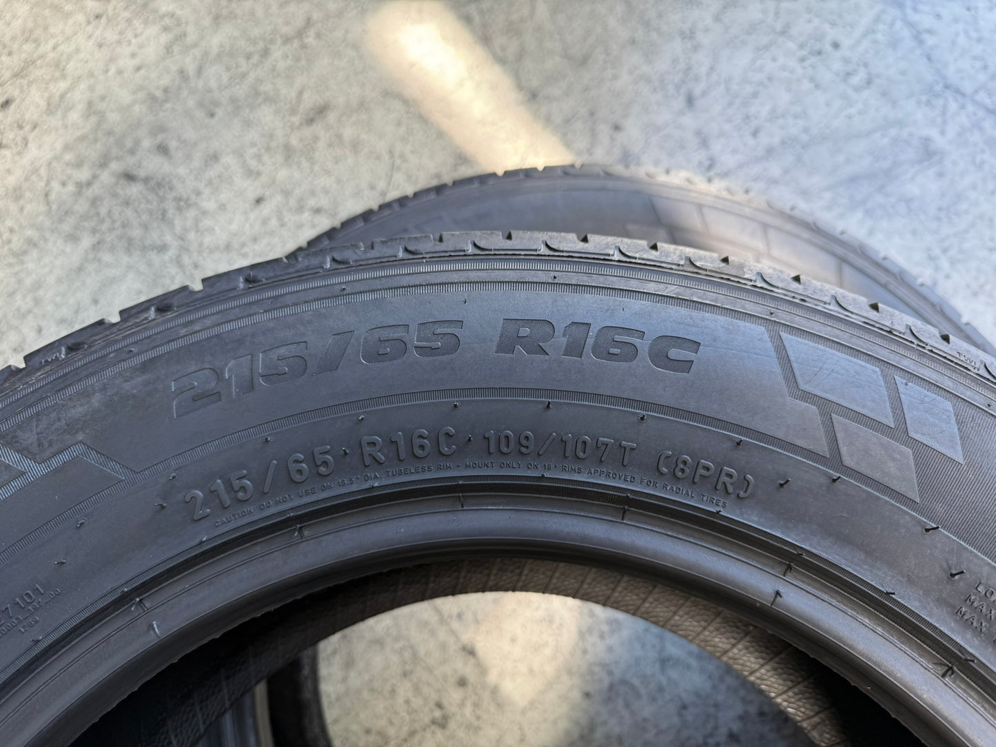 Usato: 2 Gomme 215/65R16 C 109/107T Pirelli Estive 80% residui