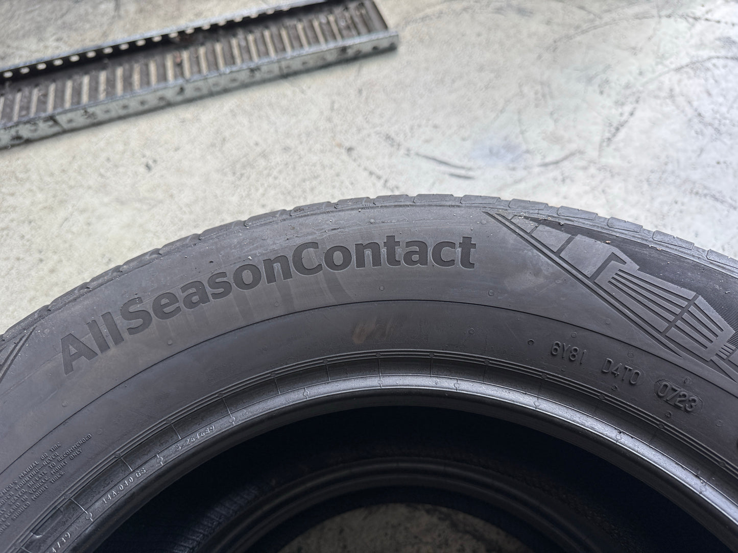 Usato: 2 Pneumatici Continental AllSeasonContact 235/65R17 108V XL 4 Stagioni 85% residui