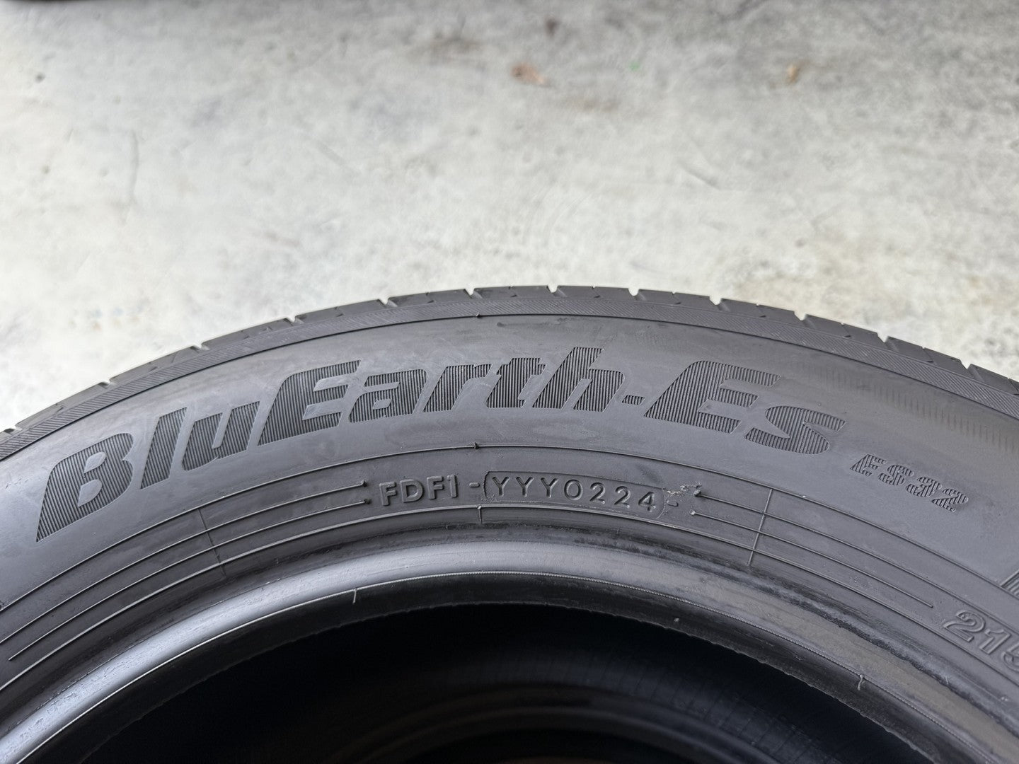 Usato: 2 Gomme 215/60R16 99V XL Yokohama Estive 85% residui