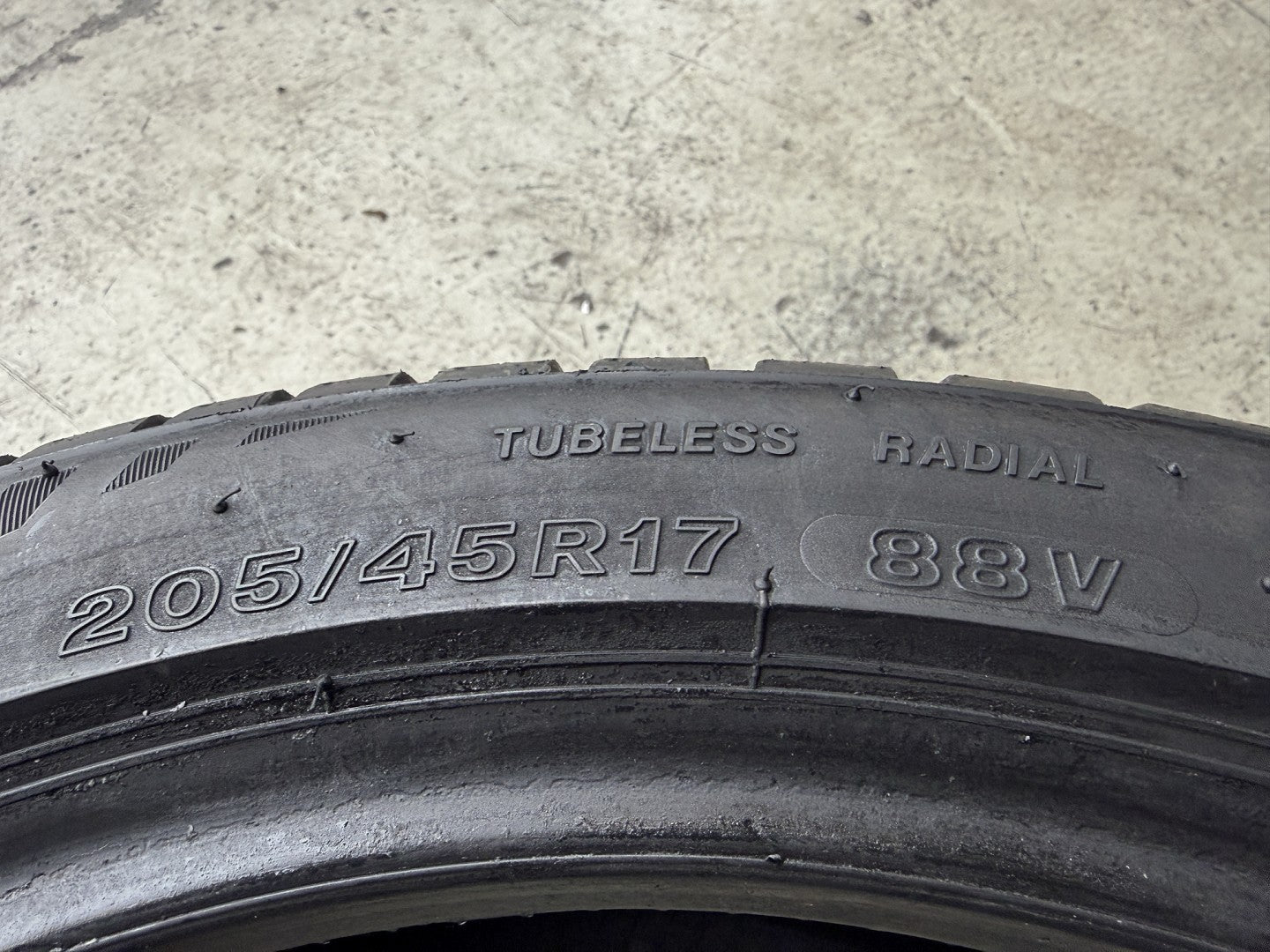 Usato: 4 Gomme 205/45R17 88V Bridgestone 4 Stagioni 85% residui