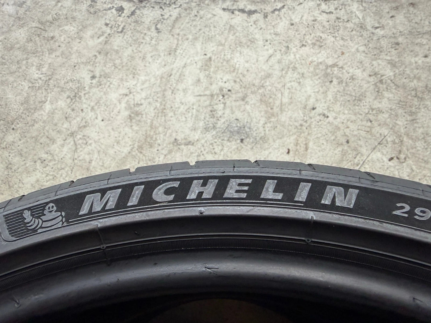 Usato: 2 Gomme 295/25R21 96Y XL Michelin Estive 95% residui