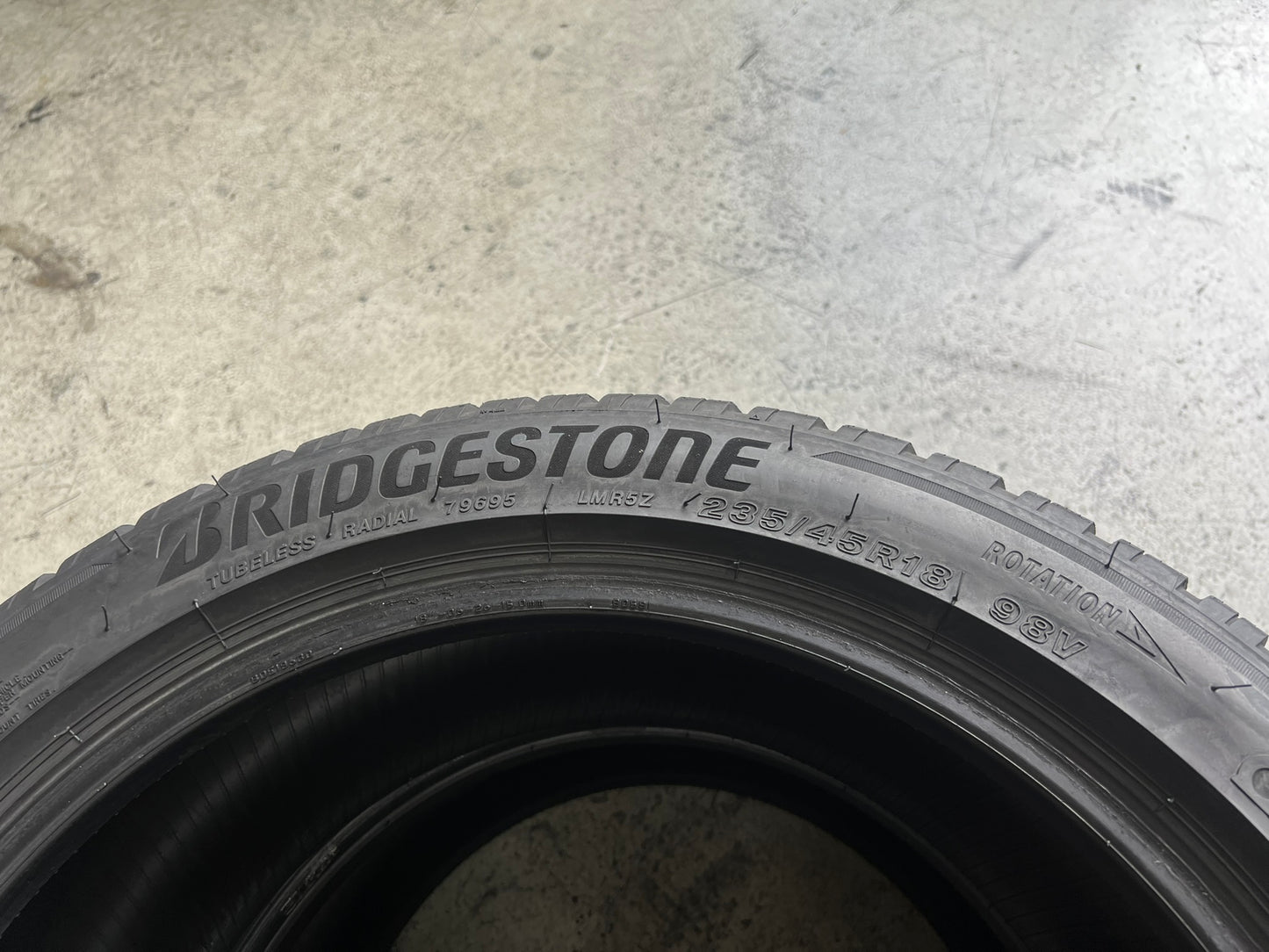 Usato: 2 Gomme 235/45R18 98V Bridgestone Invernali 80% residui