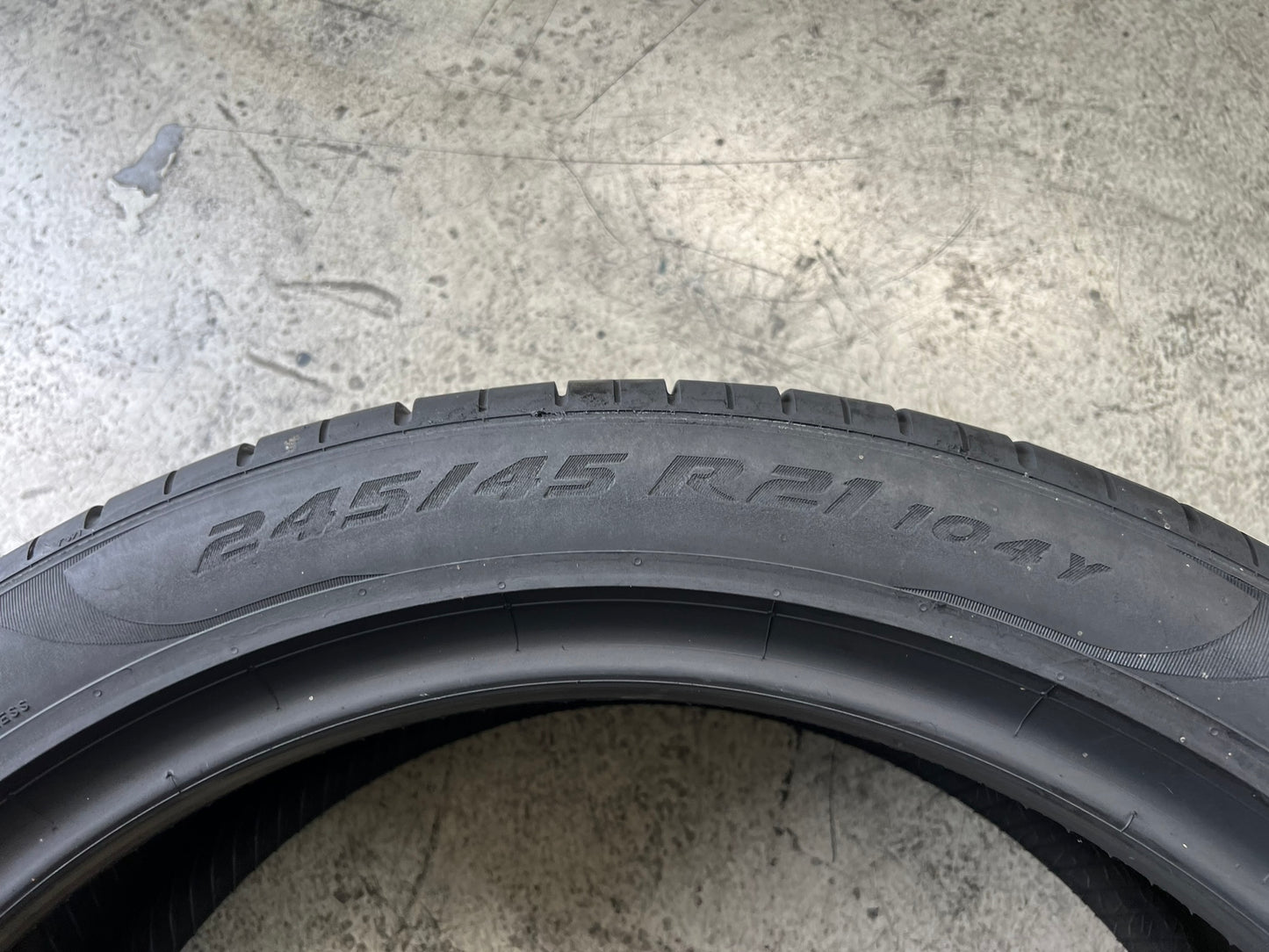Usato: 01 Pneumatico 245/45R21 104Y Pirelli estive 95% residui