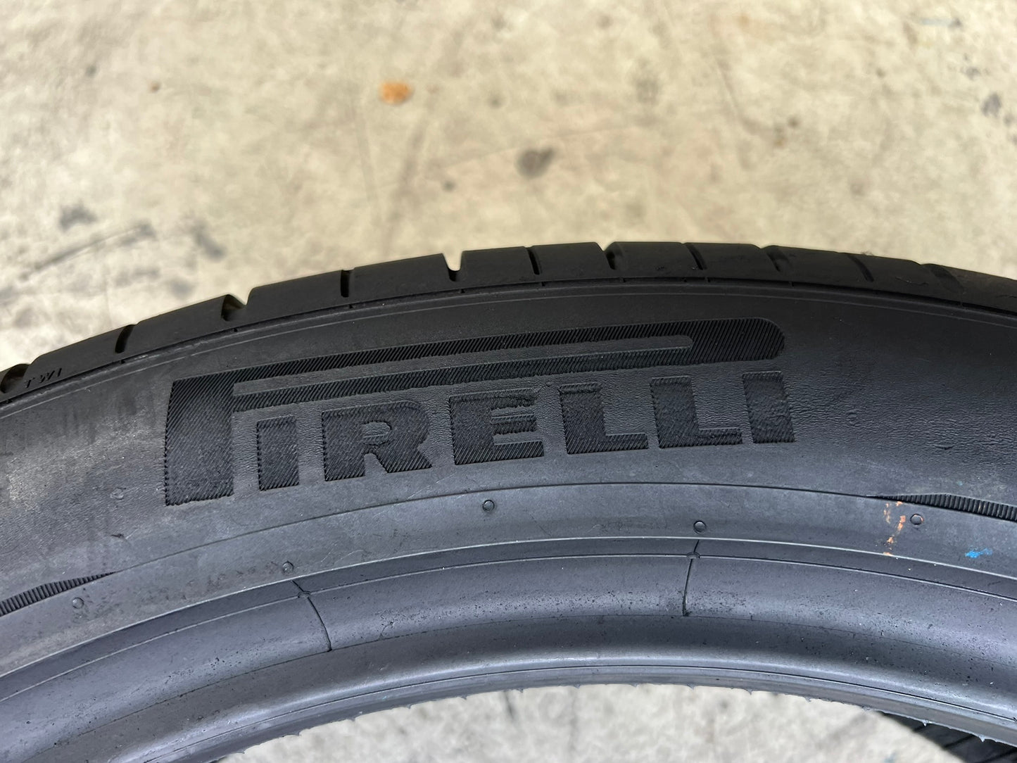 Usato: 01 Pneumatico 245/45R21 104Y Pirelli estive 95% residui