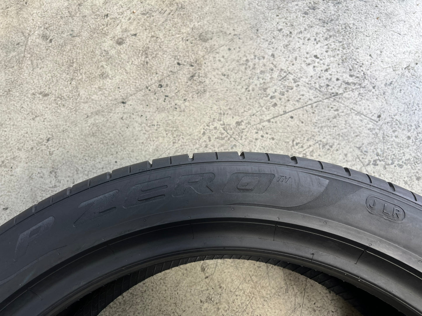 Usato: 01 Pneumatico 245/45R21 104Y Pirelli estive 95% residui