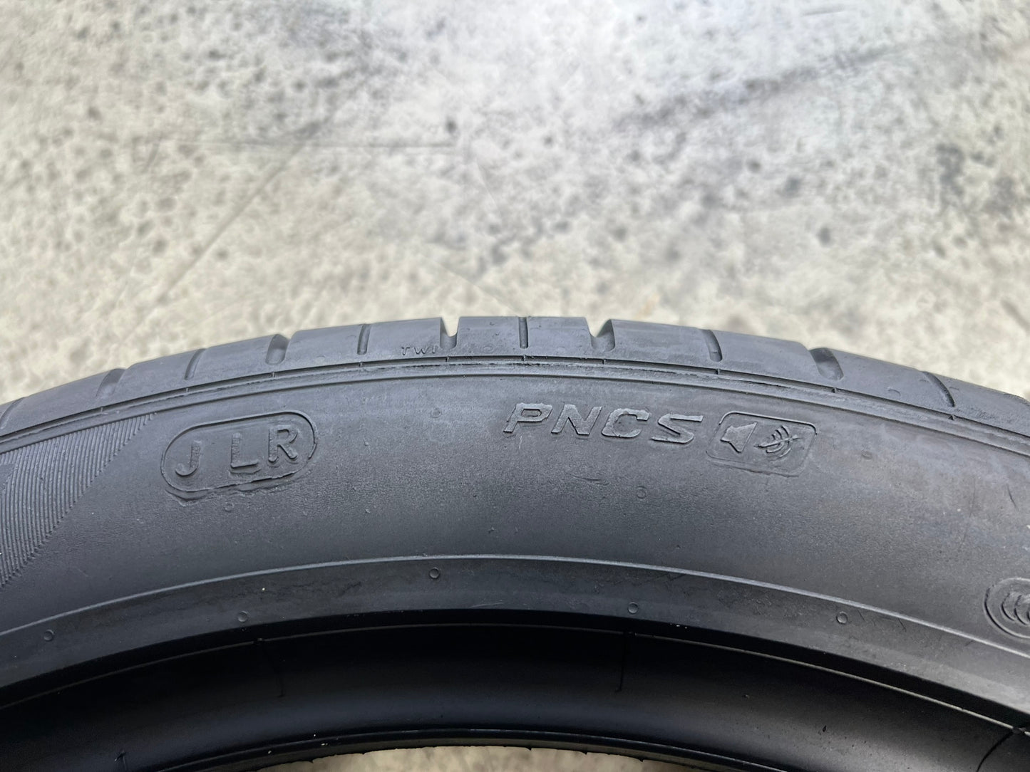 Usato: 01 Pneumatico 245/45R21 104Y Pirelli estive 95% residui