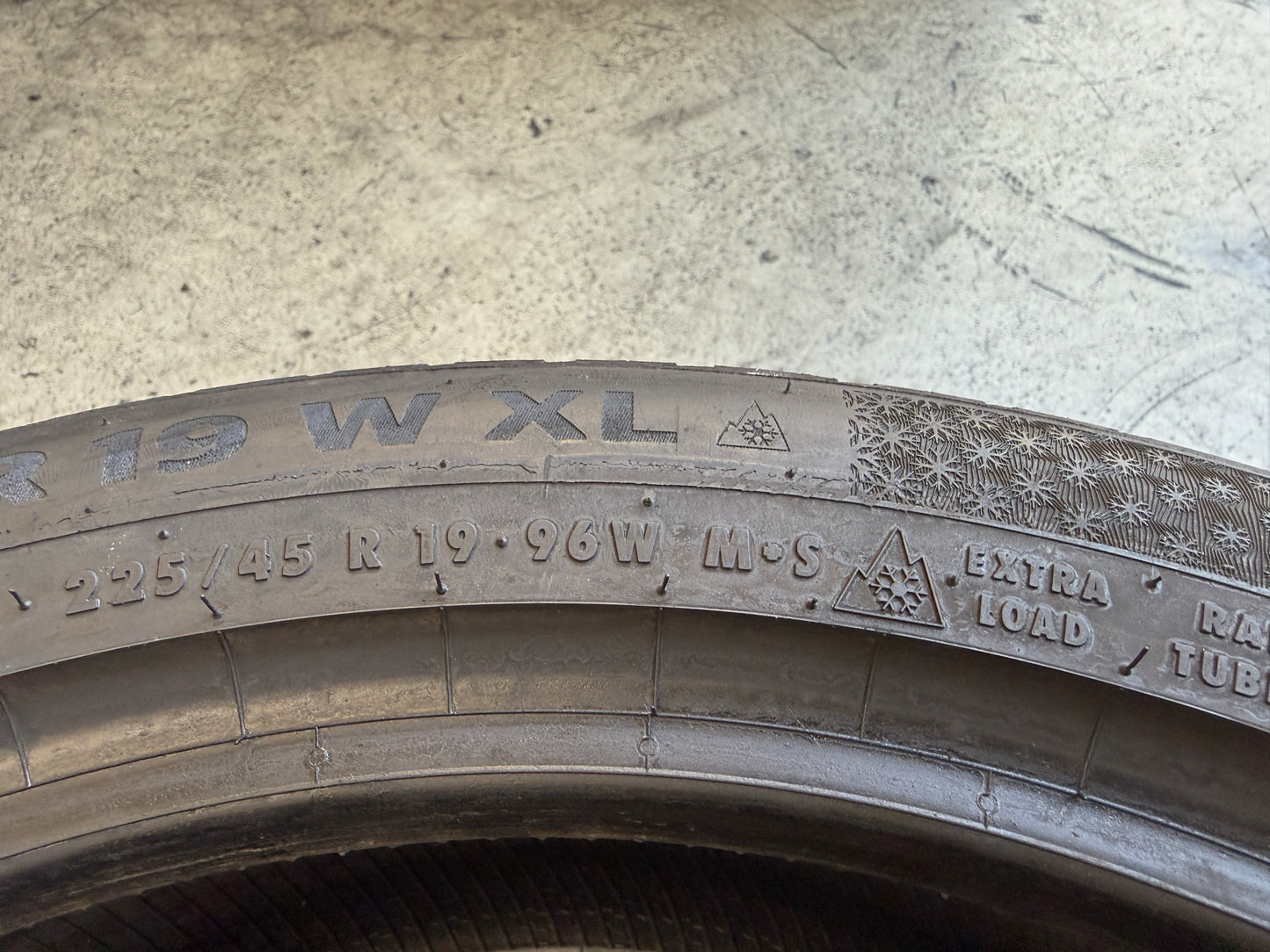 Usato: 2 Pneumatici Continental AllSeasonContact 2 225/45R19 96W XL 4 Stagioni 85% residui