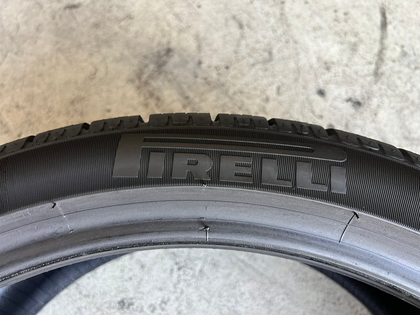 Usato: 01 Gomme 245/35R19 93V Pirelli invernali 100% residui DOT 2023