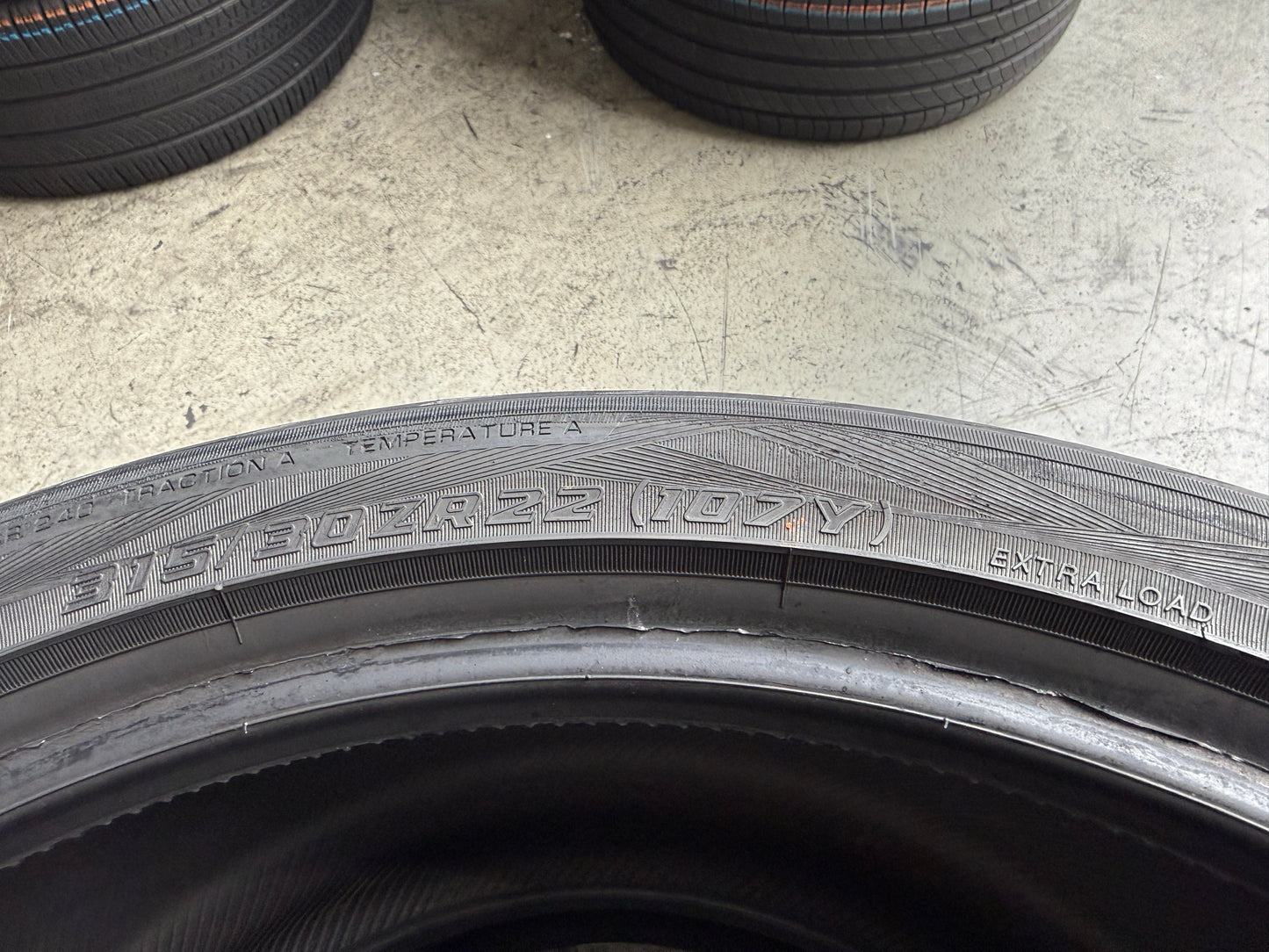 Usato: 2 Pneumatici Yokohama Advan Sport V105 315/30R22 107Y XL Estivi 95% residui
