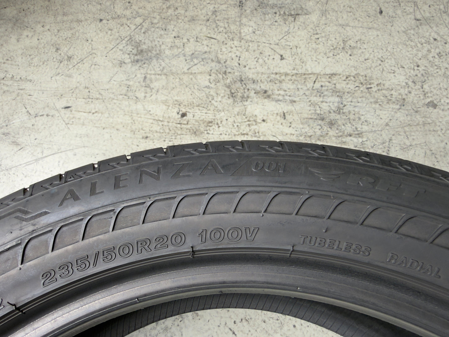 Usato: 4 Pneumatici Bridgestone Alenza 001 235/50R20 100V Estivi 85-90% residui Runflat