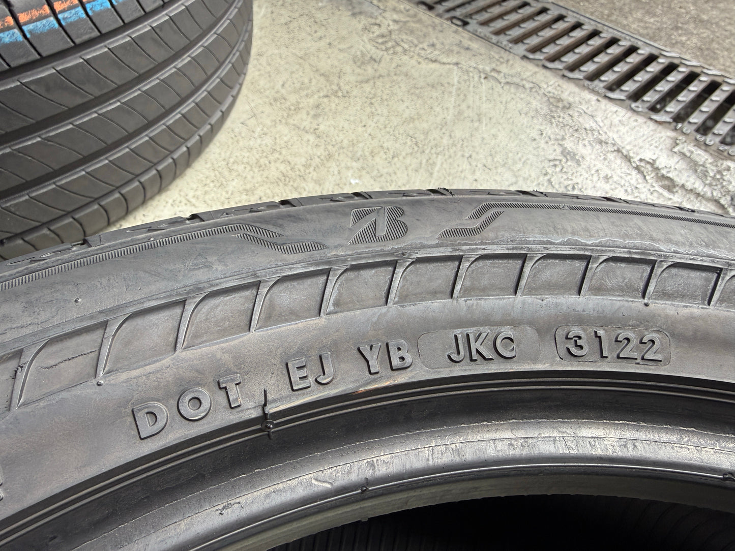 Usato: 4 Pneumatici Bridgestone Alenza 001 235/50R20 100V Estivi 85-90% residui Runflat