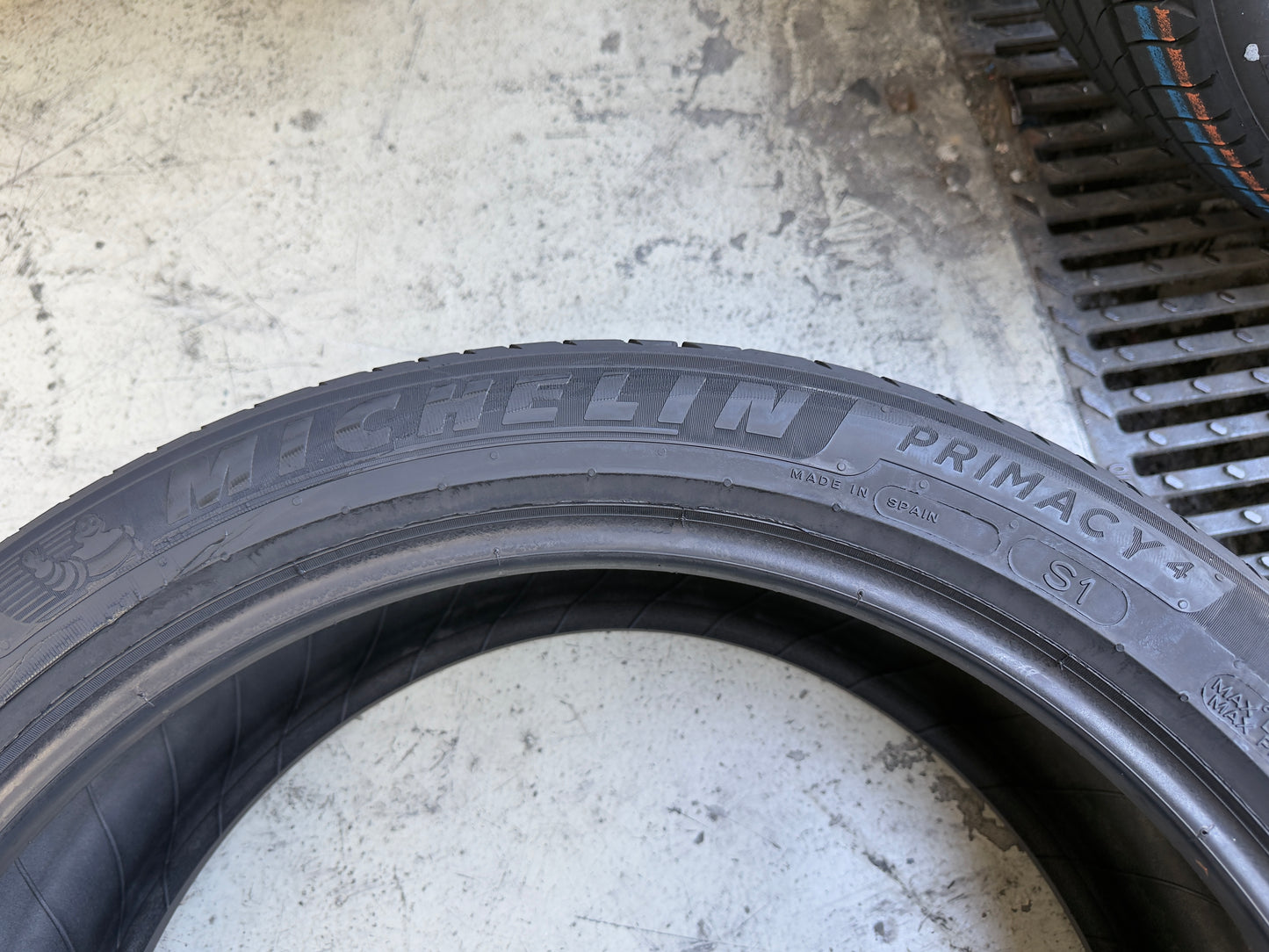 Usato: 4 Pneumatici Michelin Primacy 4 235/45R20 100V XL Estivi 85% residui DOT 2024