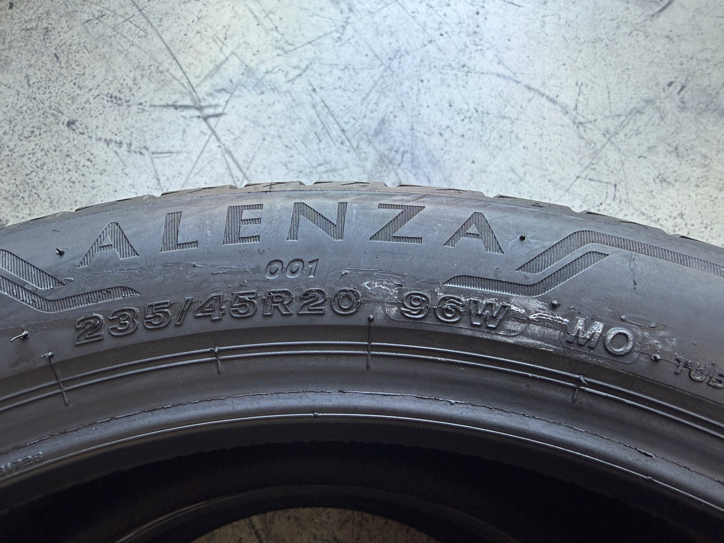 Usato: 2 Pneumatici Bridgestone Alenza 001 235/45R20 96W Estivi 90% residui