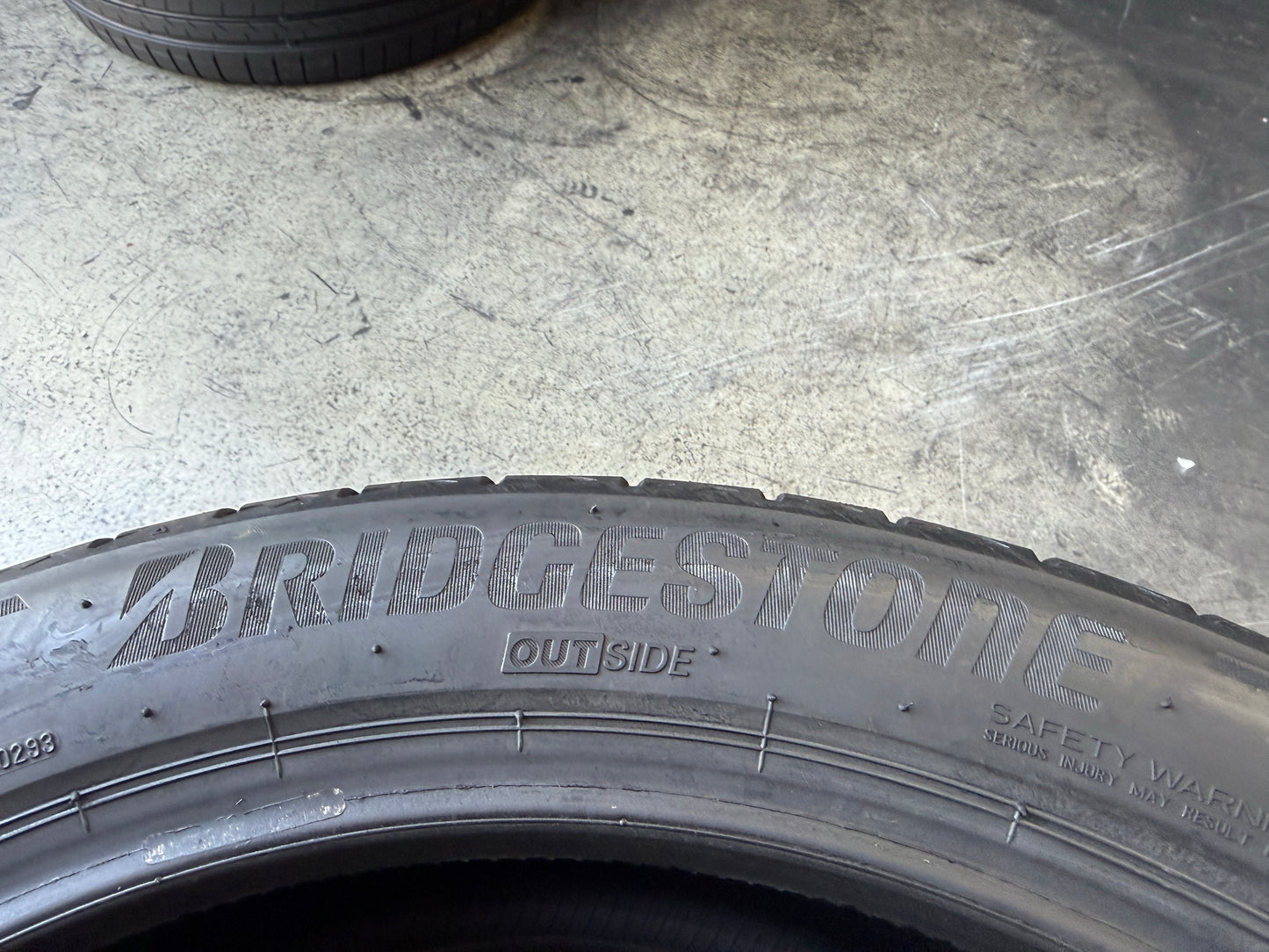 Usato: 2 Pneumatici Bridgestone Alenza 001 235/45R20 96W Estivi 90% residui
