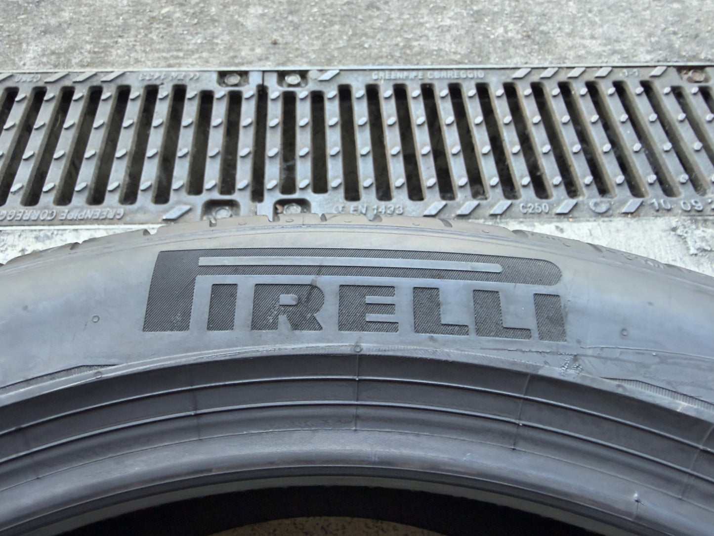 Usato: 4 Pneumatici Pirelli P Zero MO ELECT 235/45R20 100T XL Estivi 90% residui