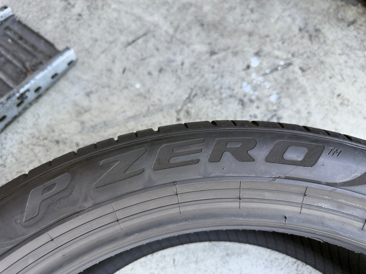 Usato: 4 Pneumatici Pirelli P Zero MO ELECT 235/45R20 100T XL Estivi 90% residui