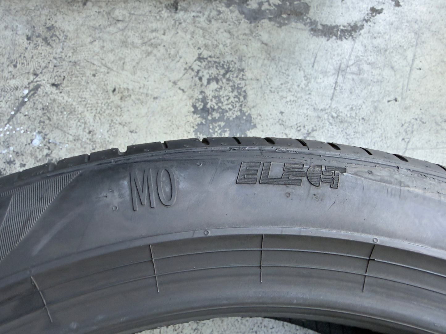 Usato: 4 Pneumatici Pirelli P Zero MO ELECT 235/45R20 100T XL Estivi 90% residui