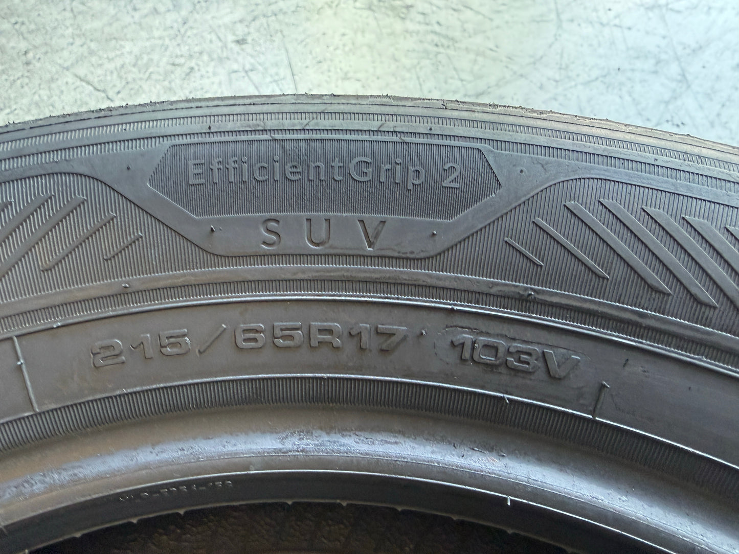 Usato: 2 Pneumatici Goodyear EfficientGrip 2 SUV 215/65R17 103V XL Estivi 95% residui DOT 2025