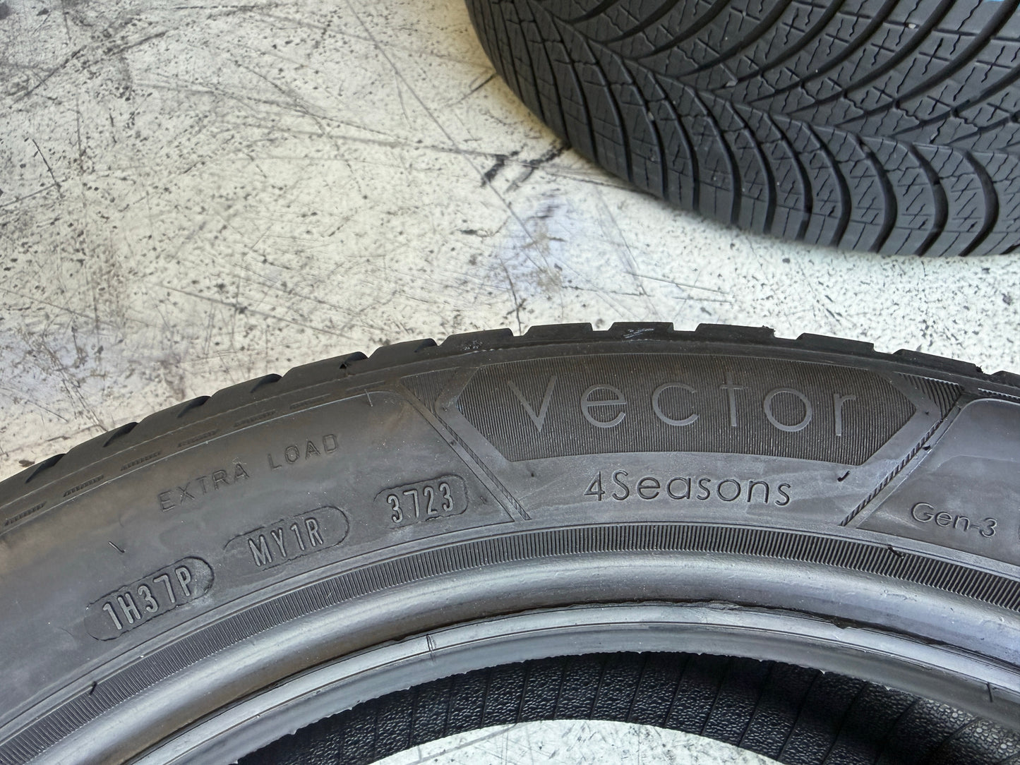 Usato: 4 Pneumatici  Hankook + Goodyear 205/50R17 93V XL 4 Stagioni 80%-90% residui