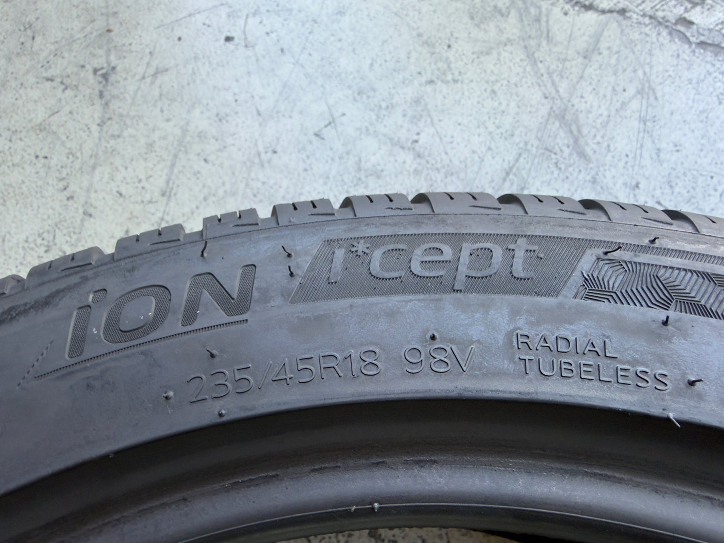 Usato: 4 Pneumatici Hankook i*cept TO EV SoundAbsorber 235/45R18 98V XL Invernali 99% residui DOT 2025