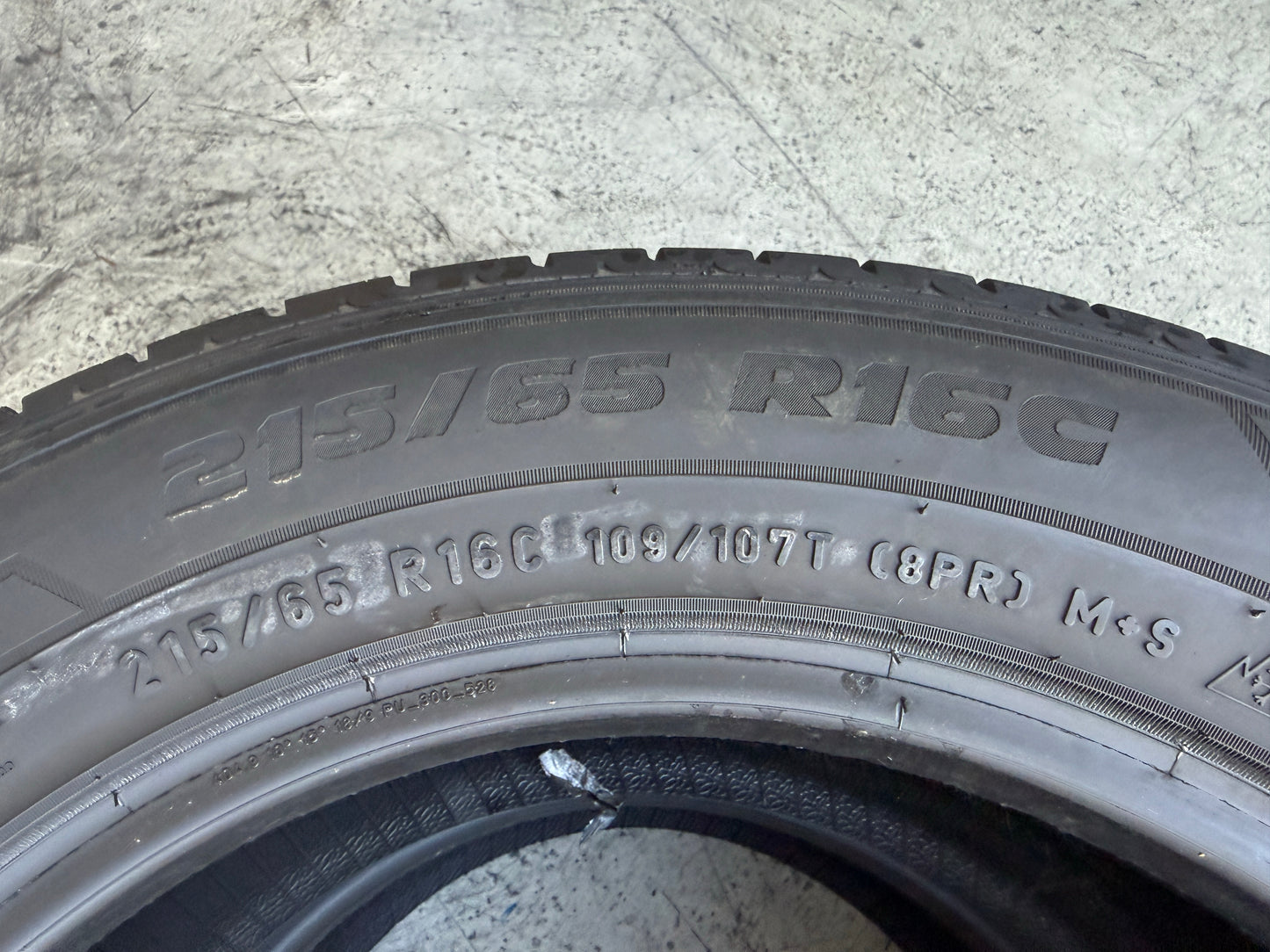 Usato: 2 Pneumatici Pirelli Carrier All Season 215/65R16C 109/107T 4 Stagioni 85% residui