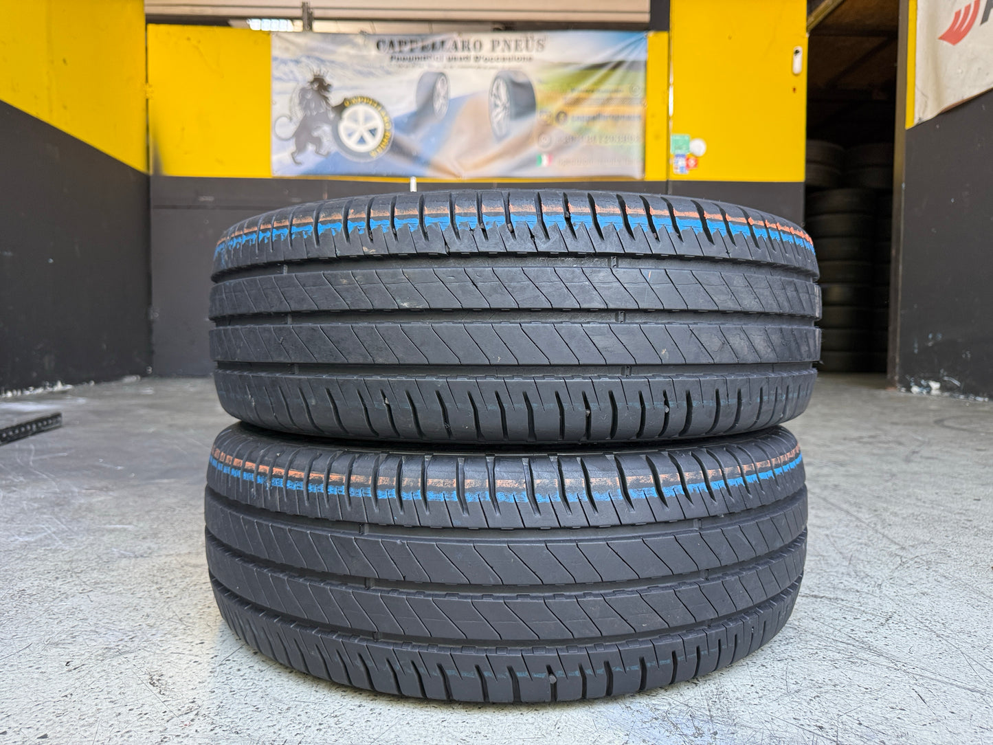 Usato: 2 Pneumatici Michelin Agilis 3 215/70R15C 109/107S Estivi 95% residui