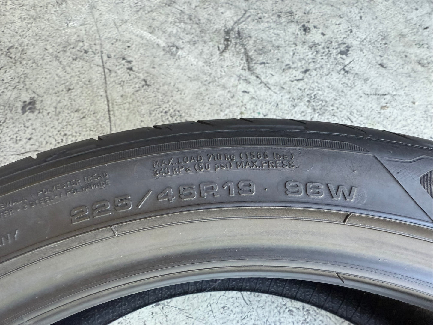Usato: 4 Gomme 225/45R19 96W XL Goodyear Estive 85%-90% residui