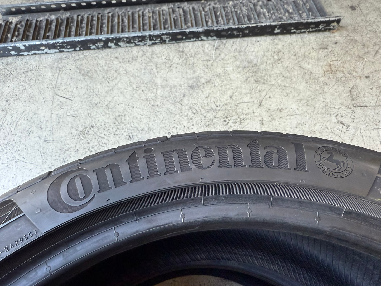 Usato: 2 Gomme 245/35R18 92Y XL Continental Estive 80% residui