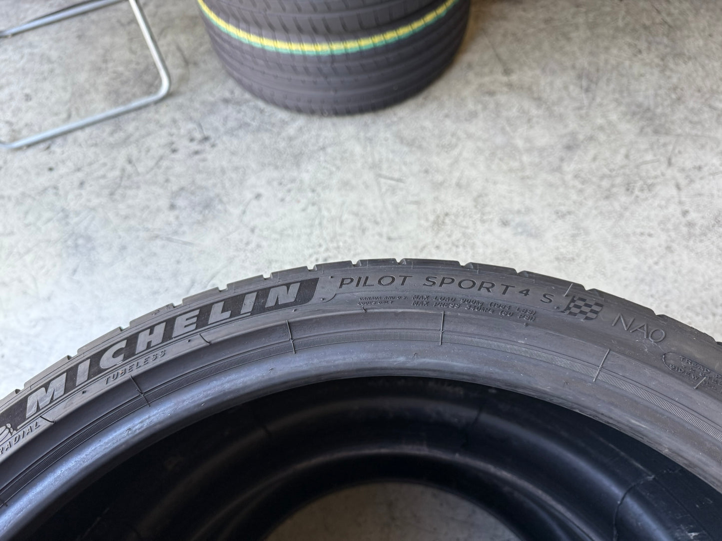 Usato: 2 Gomme 305/30R21 104Y XL Michelin Estive 75% residui
