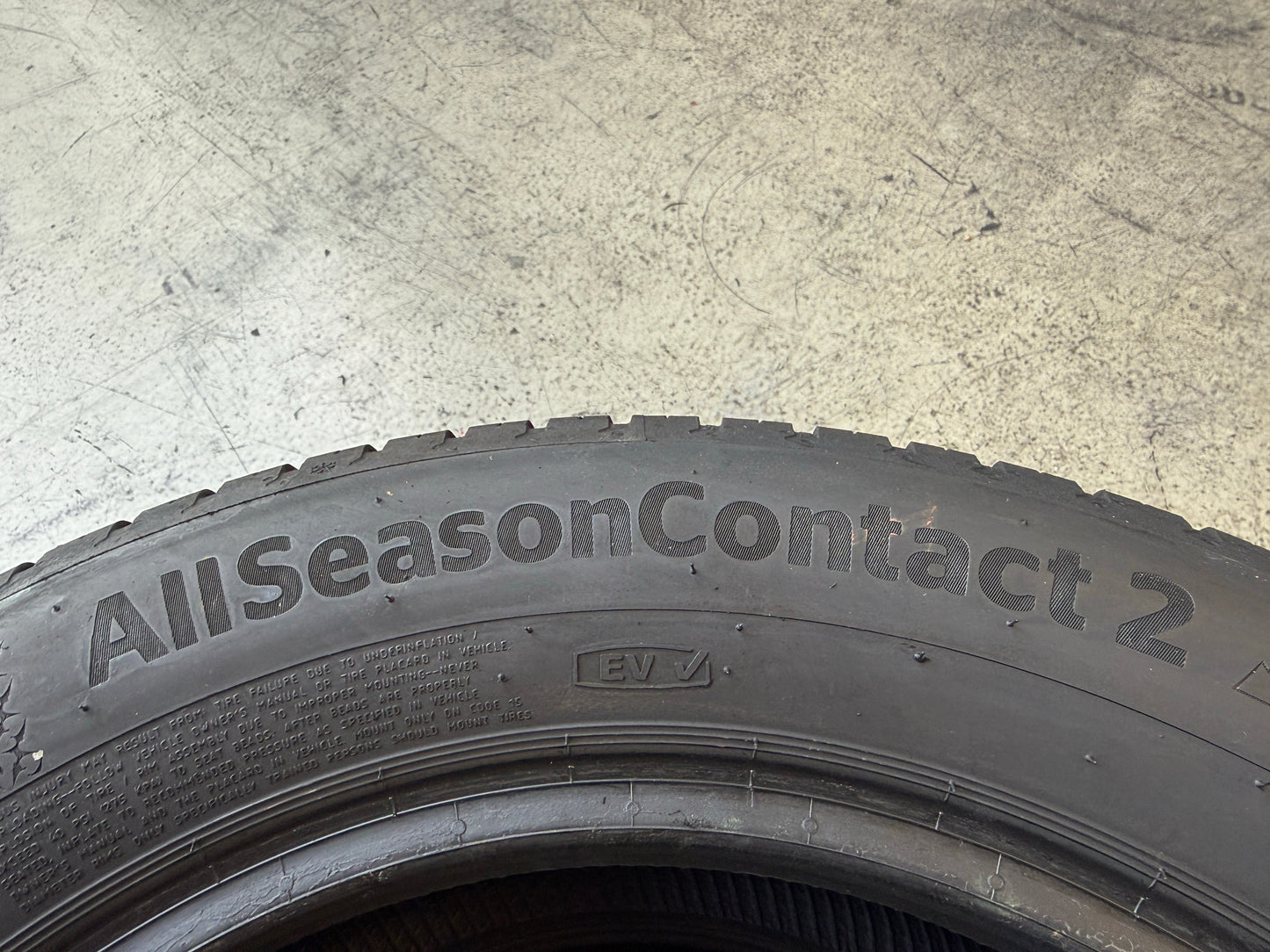 Usato: 2 Pneumatici Continental AllSeasonContact 2 185/65R15 88H 4 Stagioni 90% residui